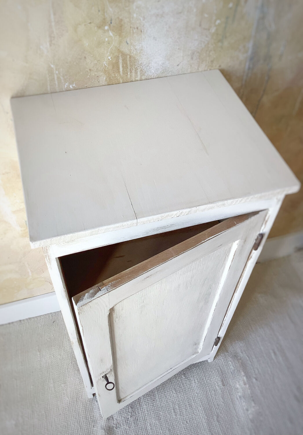 Storage cabinet