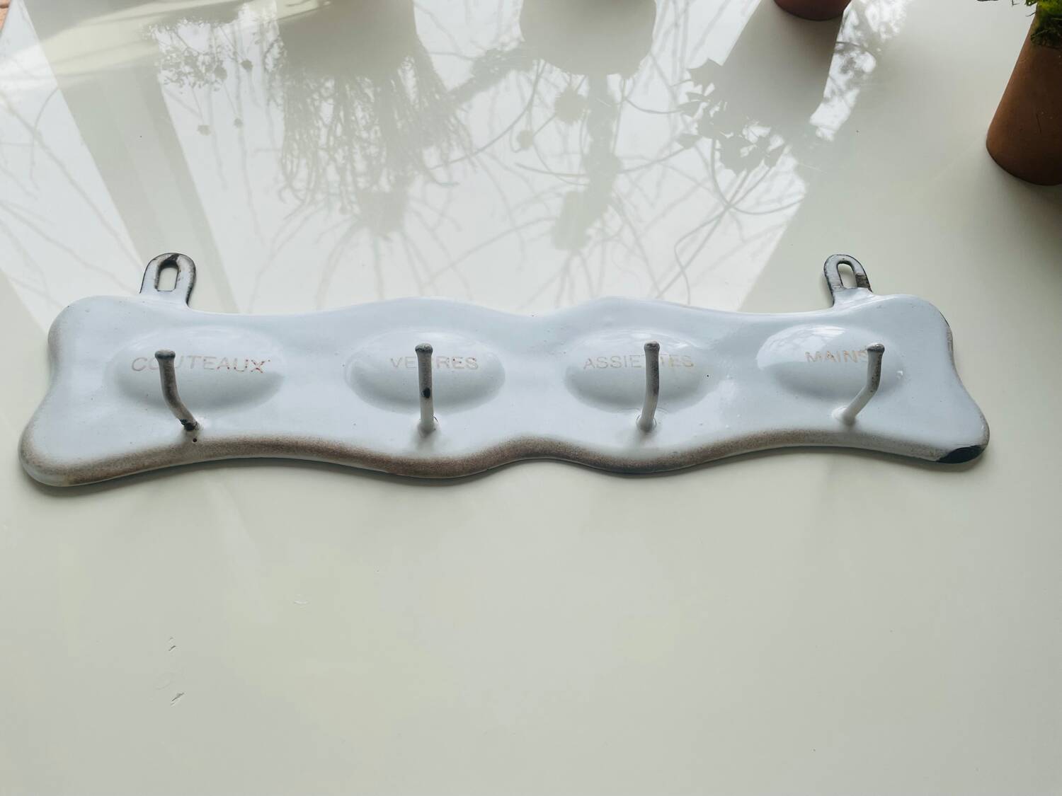 Enamelled sheet metal with inscriptions and hooks