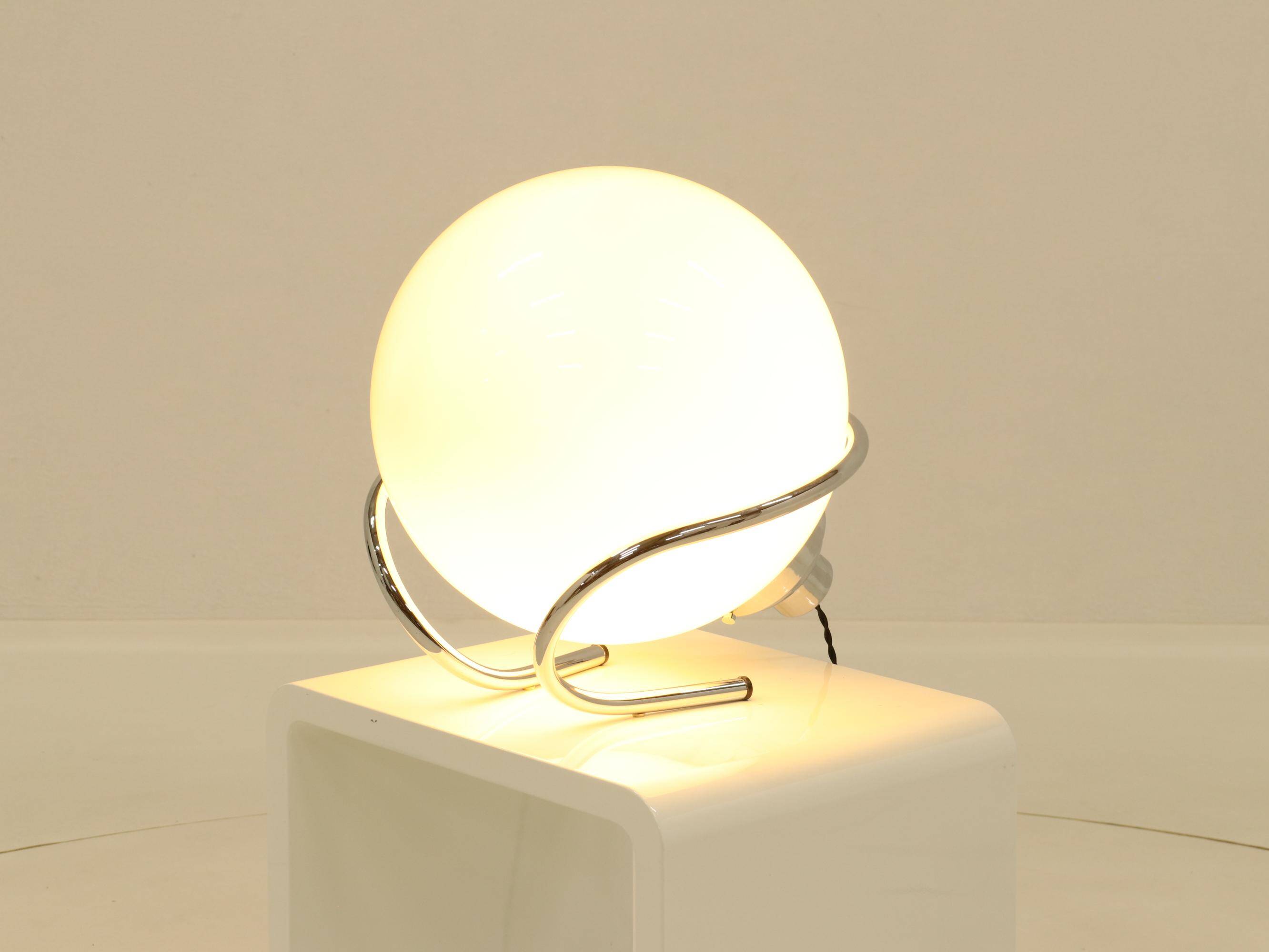 Lampe de table globe en chrome et verre blanc, Italie, années 1970