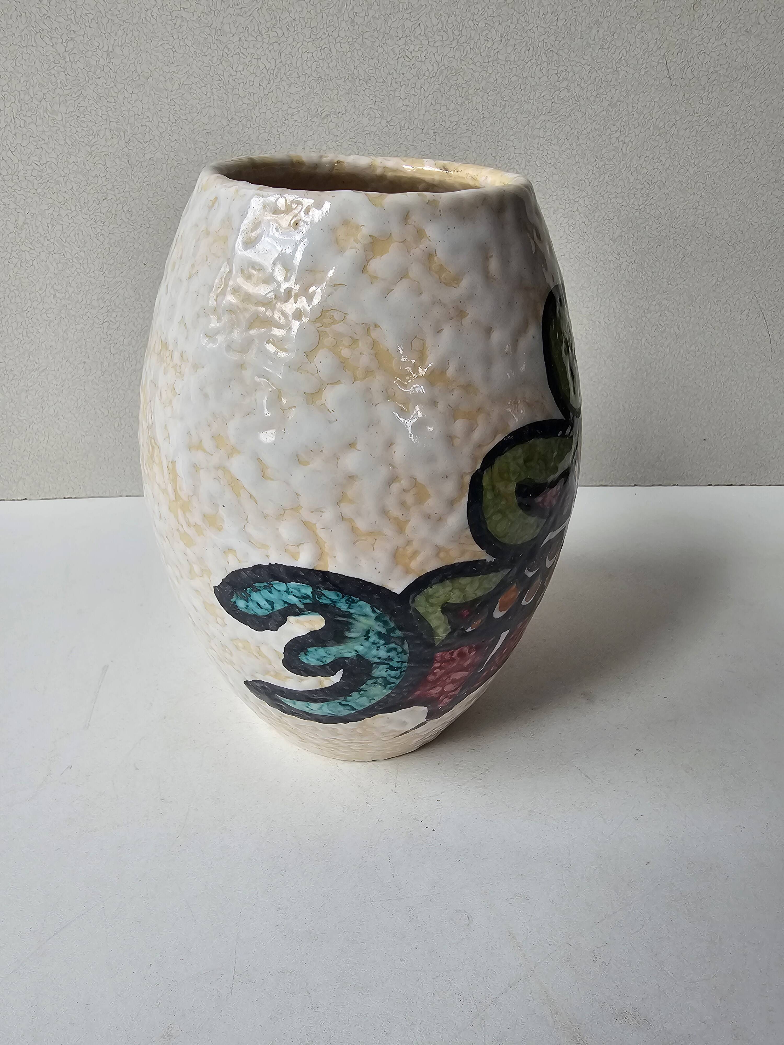 Ceramic vase with geometric pattern (Pablo Sanguino)