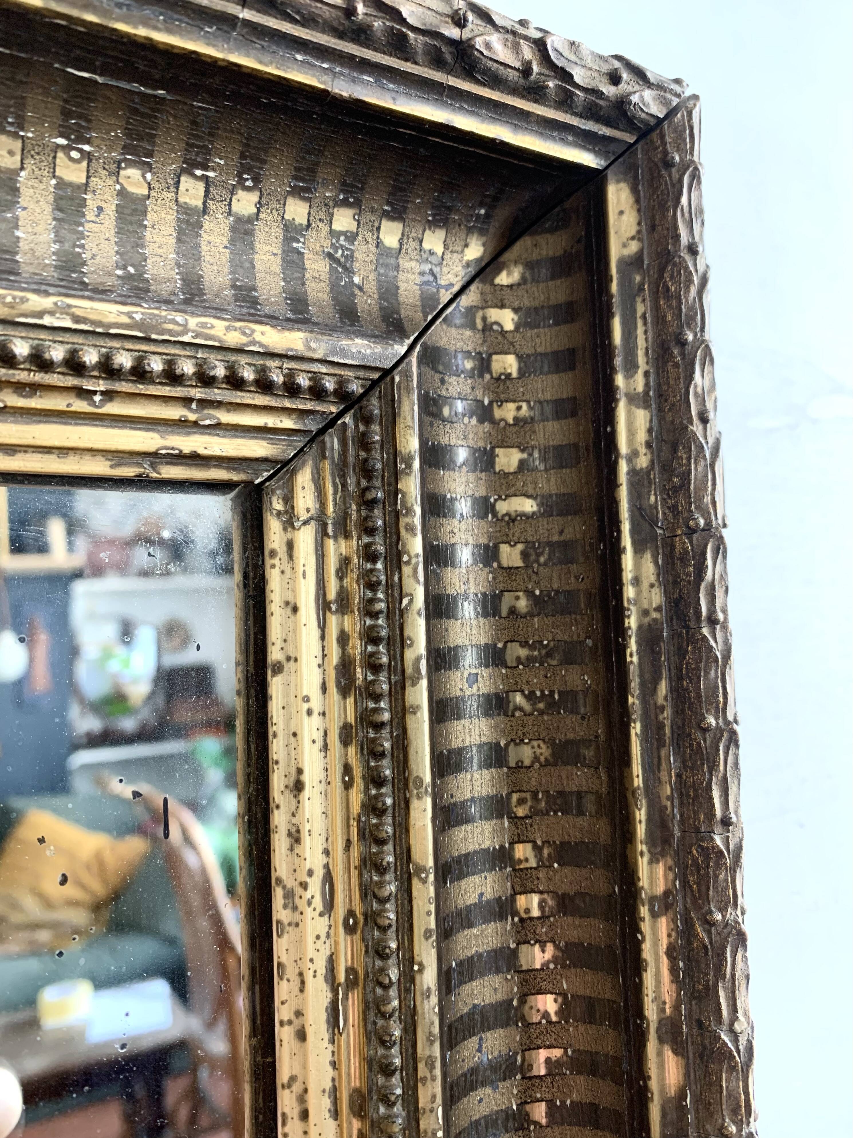 Petit miroir ancien doré à la feuille d’or, fin XIXe siècle