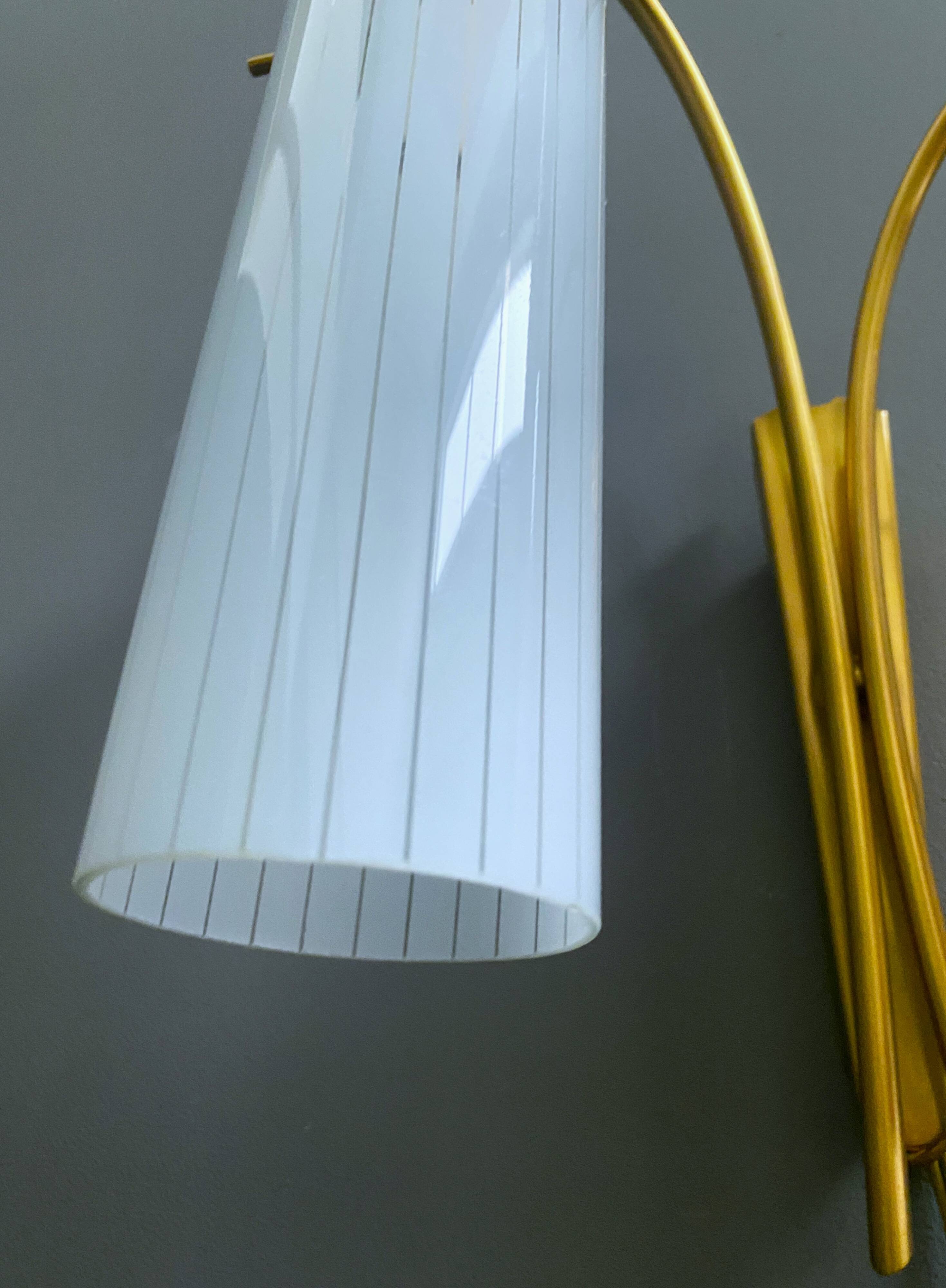 Applique murale en laiton avec abat-jour en verre rose et bleu, années 1960