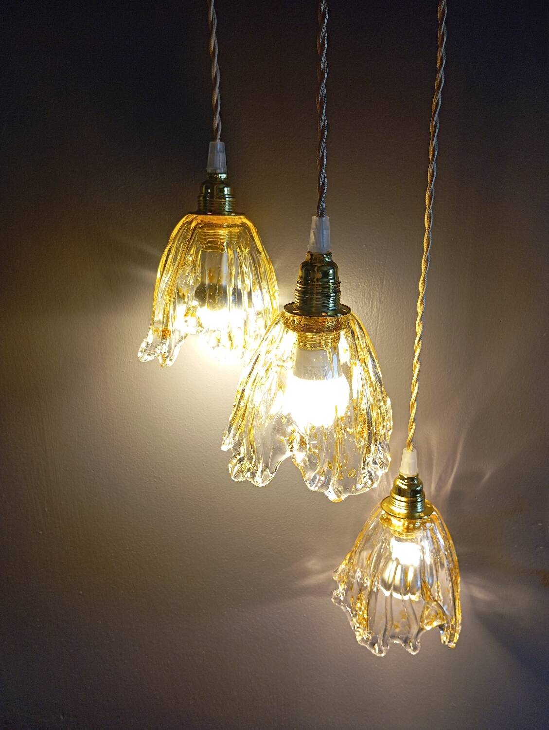 Lustre 3 suspensions verre drappé miel Murano, 1979/80