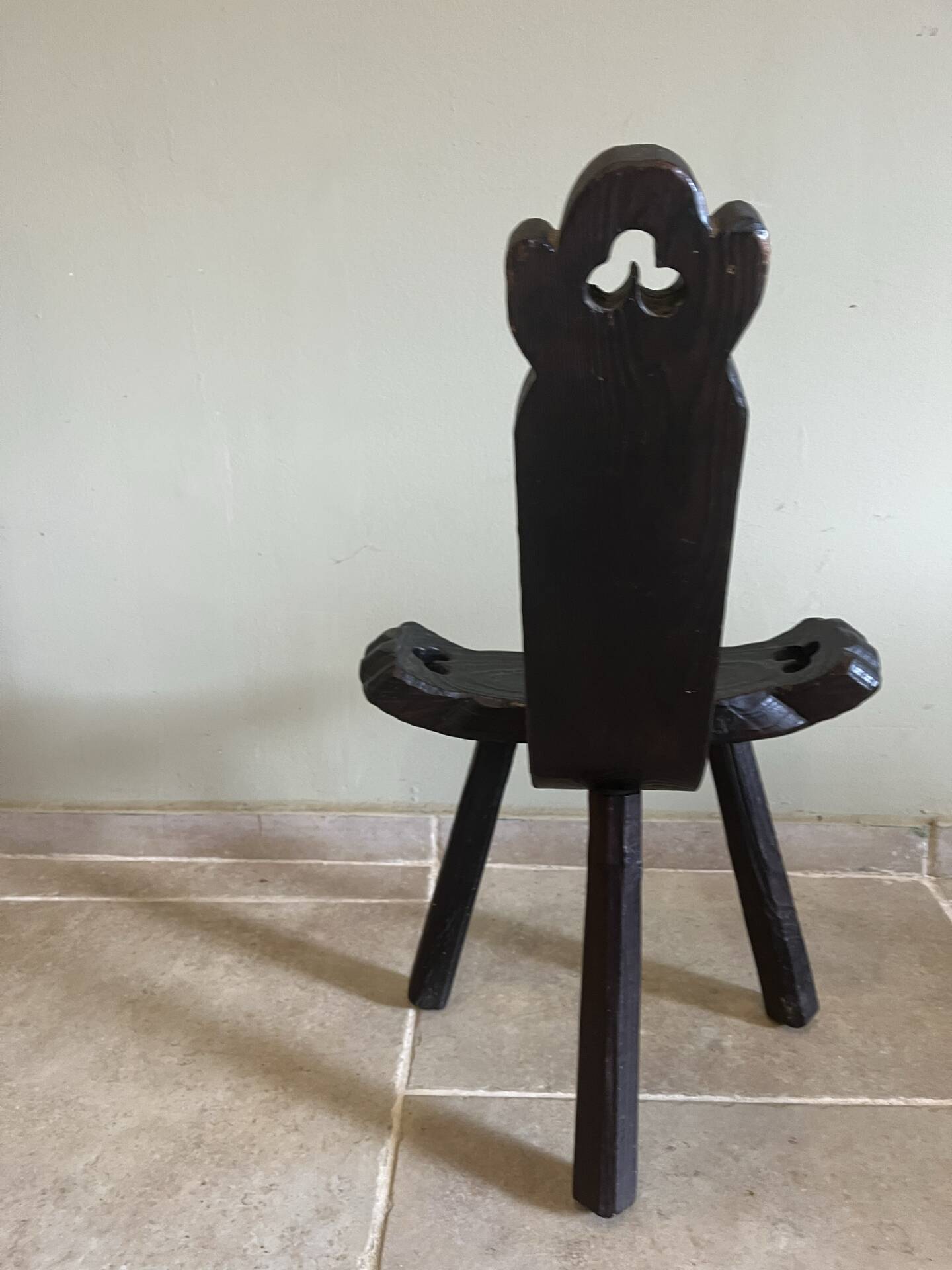 Tabouret tripode rustique