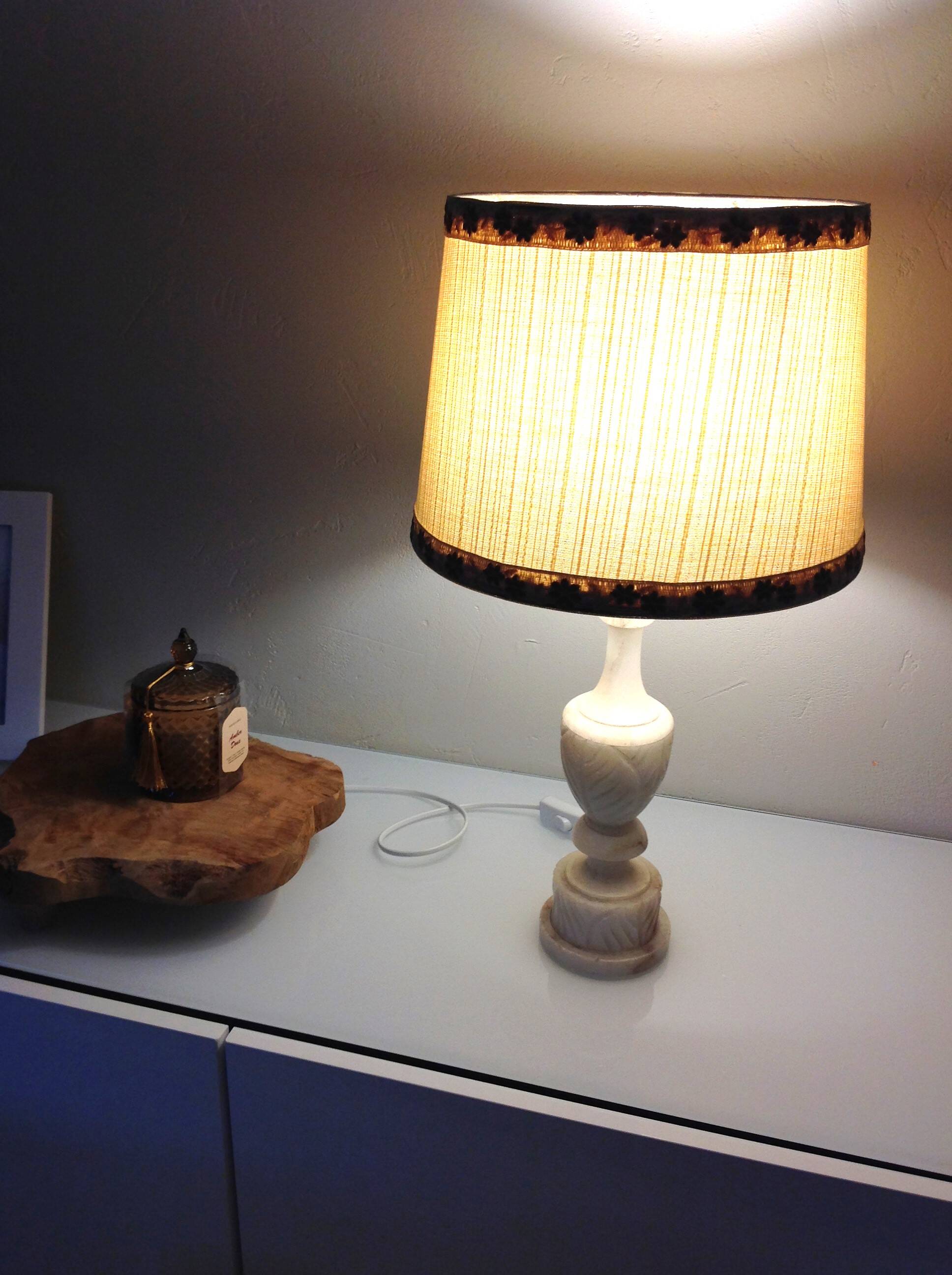 Lampe en albatre et abat jour tissu ecru / vintage années 50-60