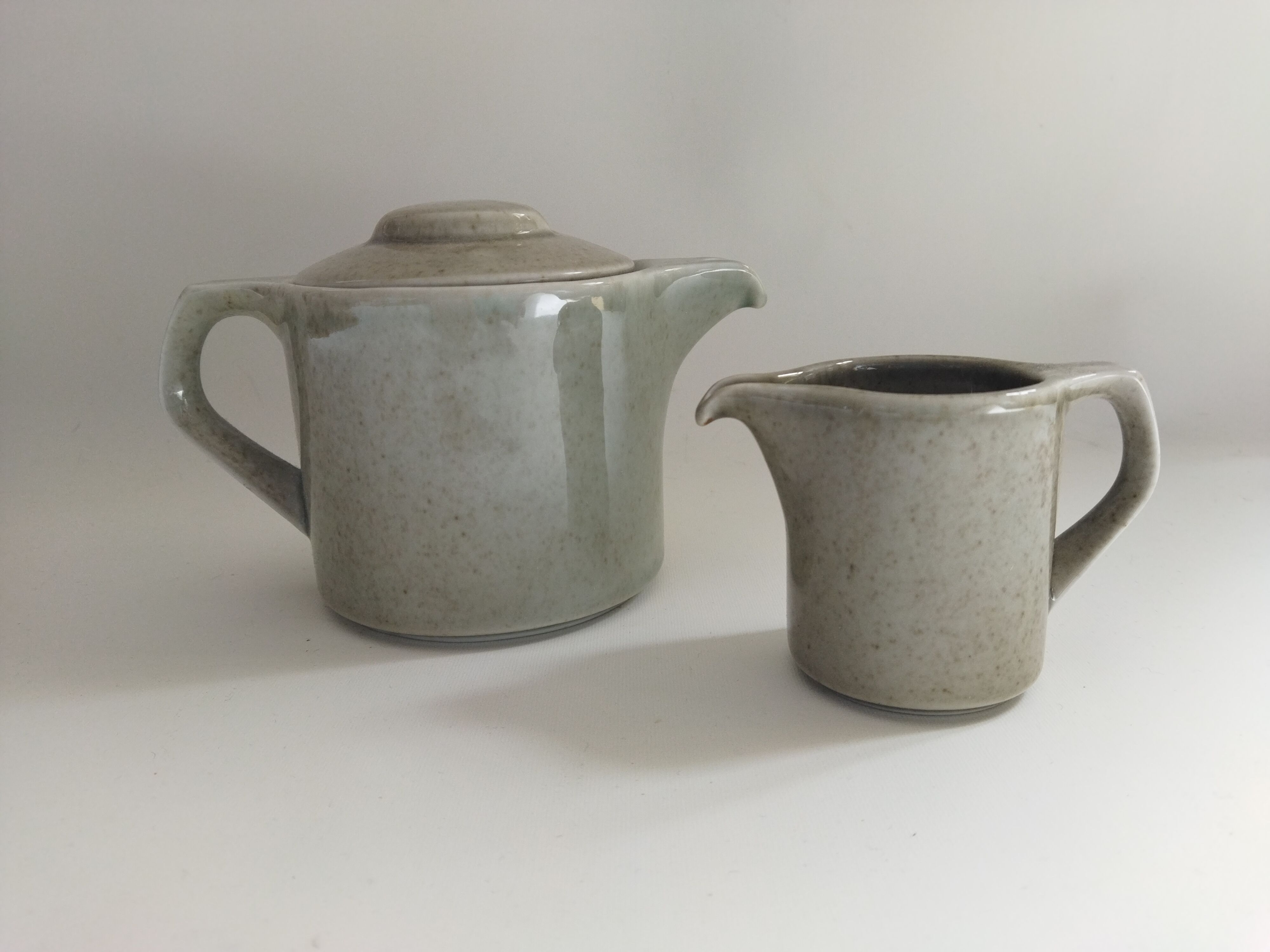 Porcelain teapot & creamer from lot virebent