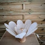 Lampe à poser fleur composée de pétales en rotin et broderie anglaise