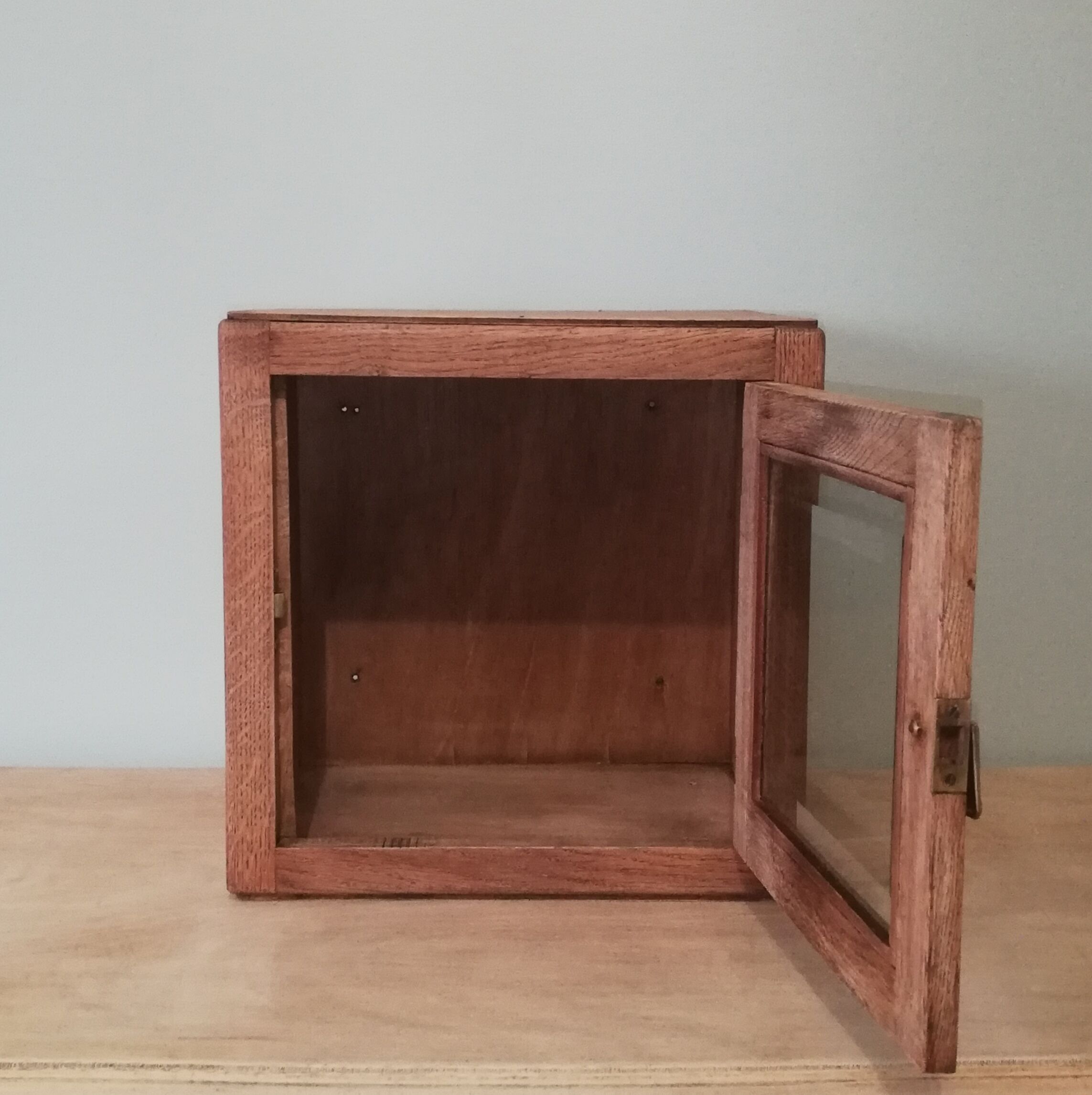Wall or bevelled glass display case
