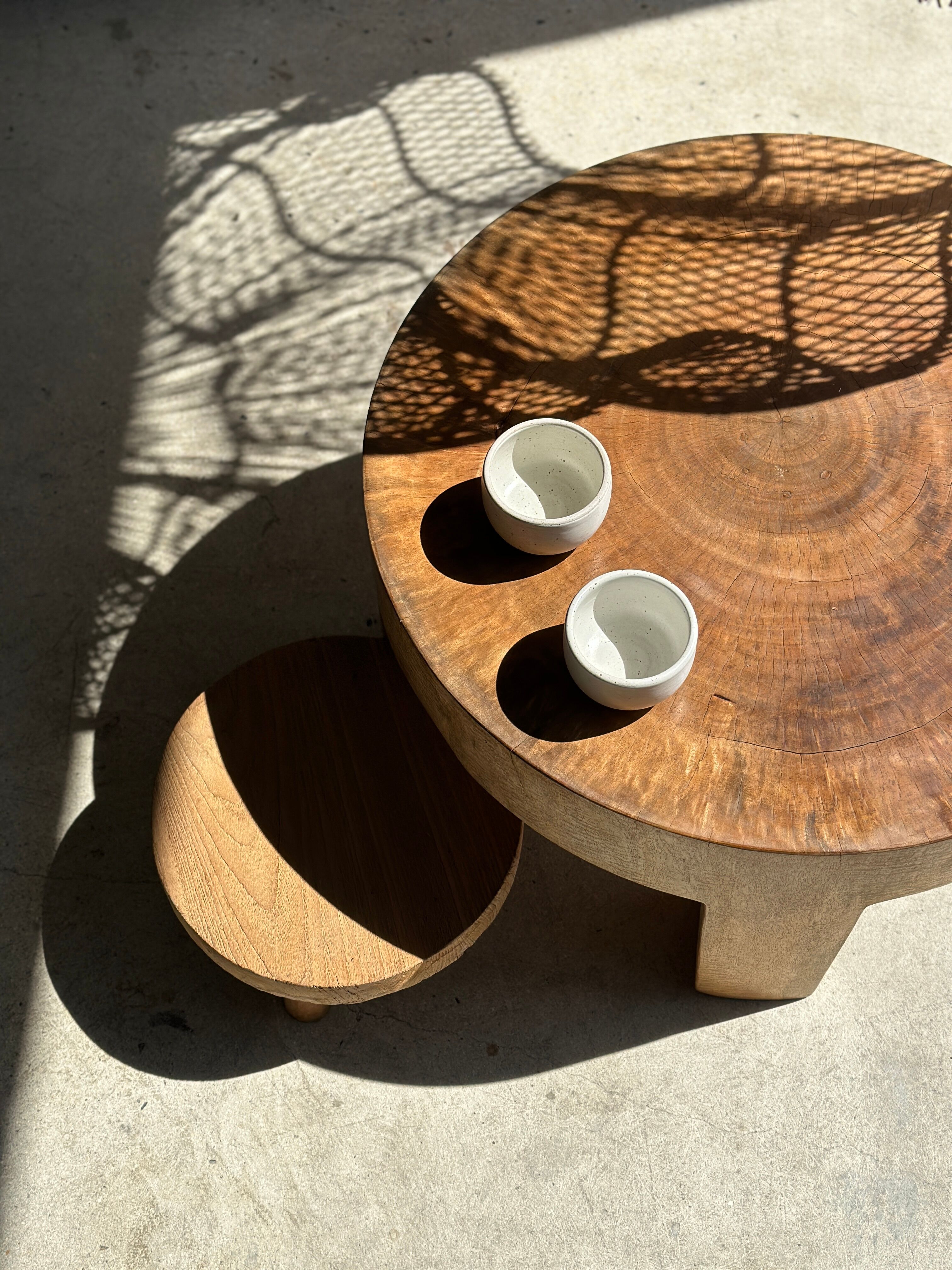 Quadripod coffee table in solid wood monoxyl natural color (dark)