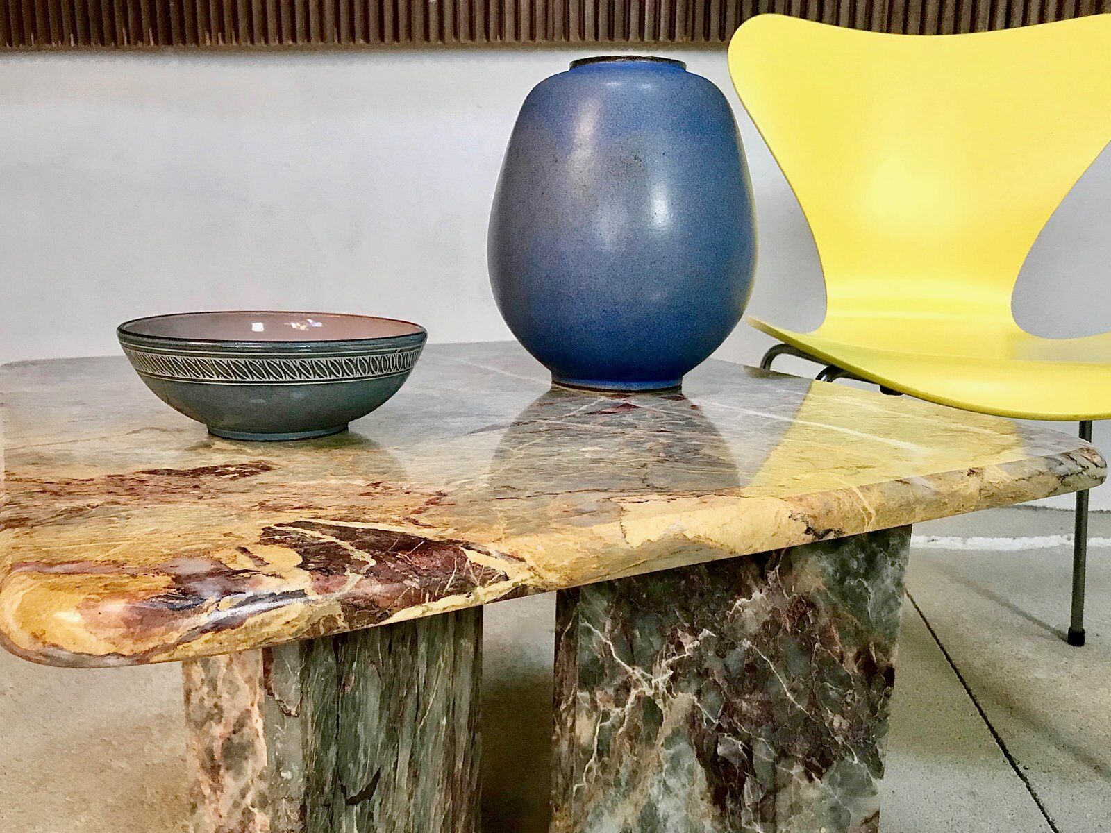 Table d'appoint ou table basse en marbre multicolore, Italie, années 1970