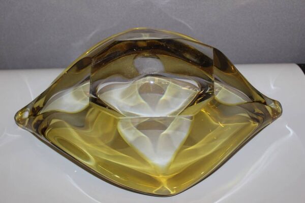 Coupe en cristal jaune et clair vers 1960