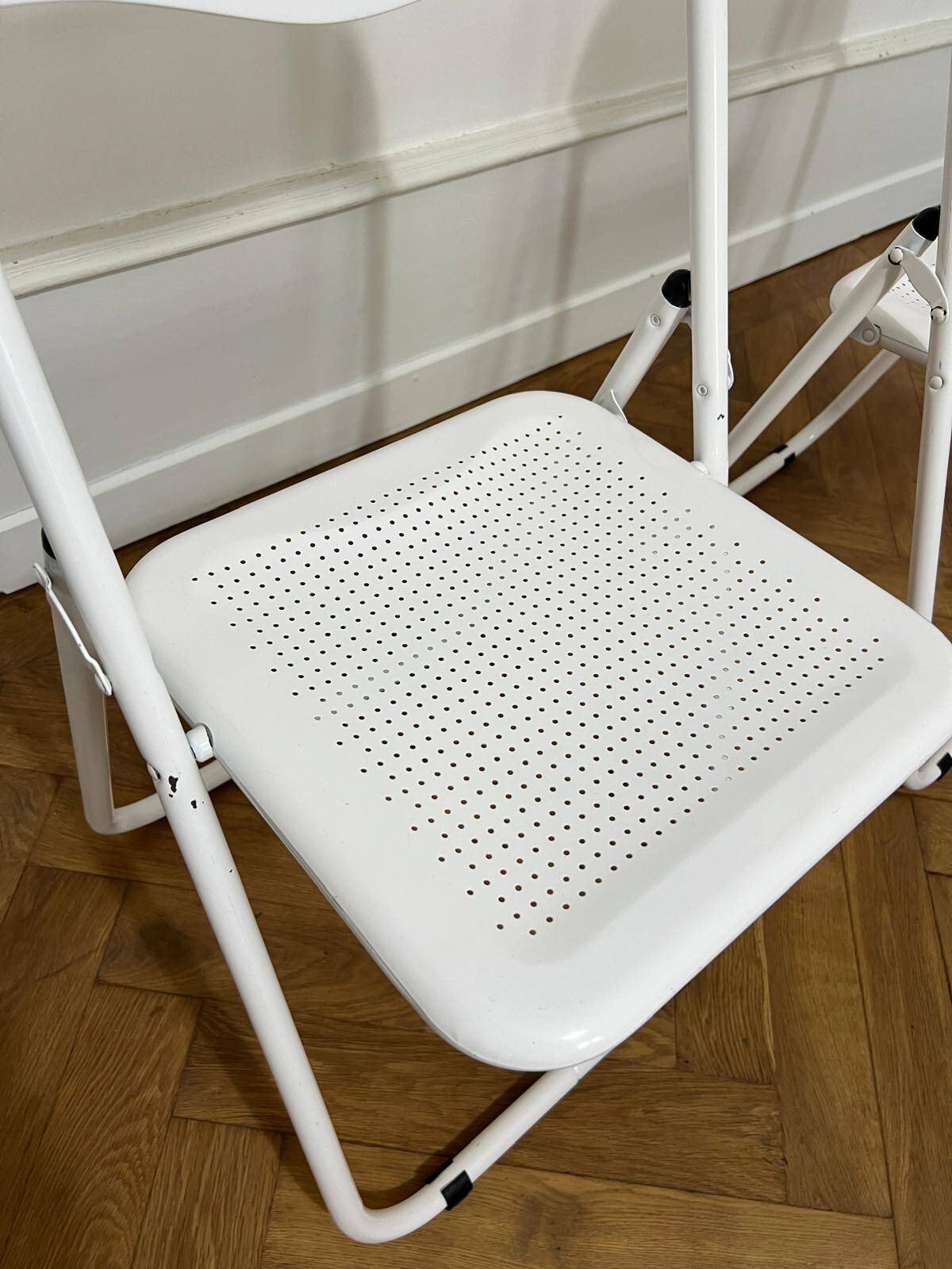 chaises pliantes en métal perforée, design vintage annees 1970