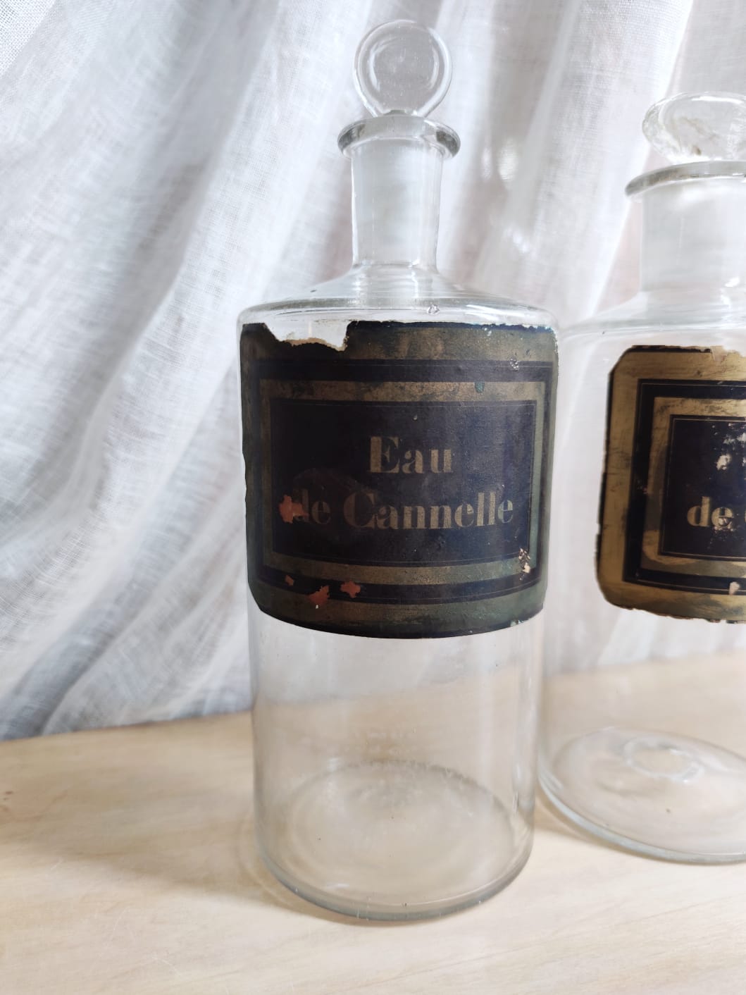 Trois grands flacons d'apothicaire, pharmacie