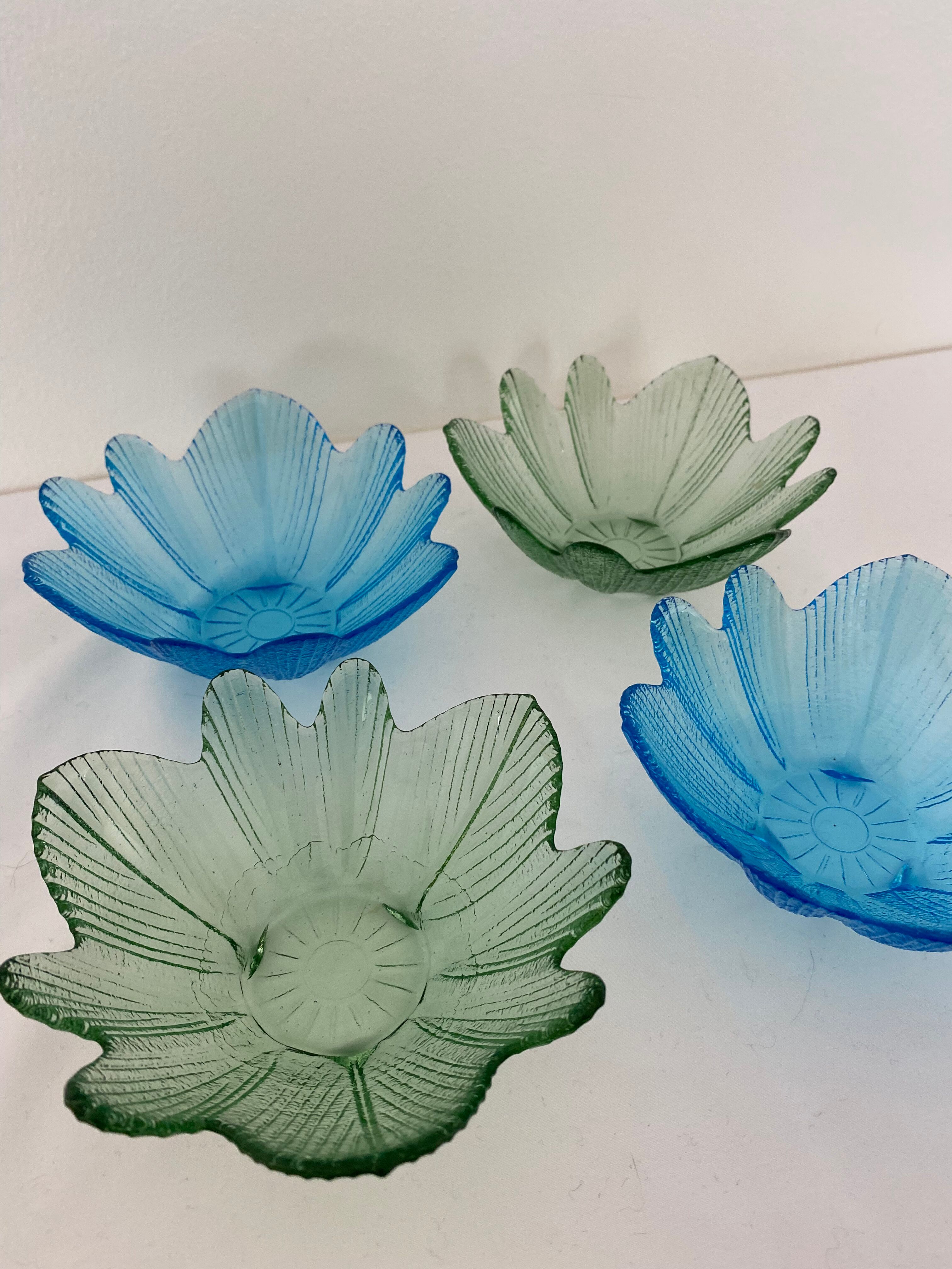 Lot of 4 glass cups in flower shape