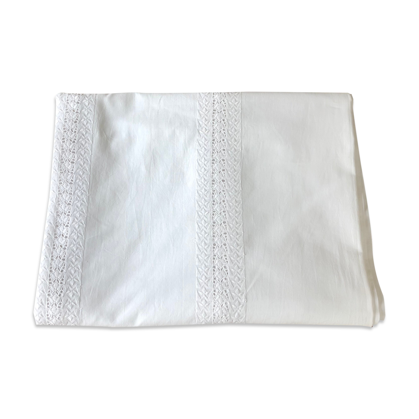 Nappe with embroidered stripes