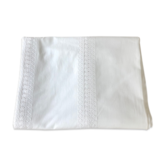 Nappe with embroidered stripes