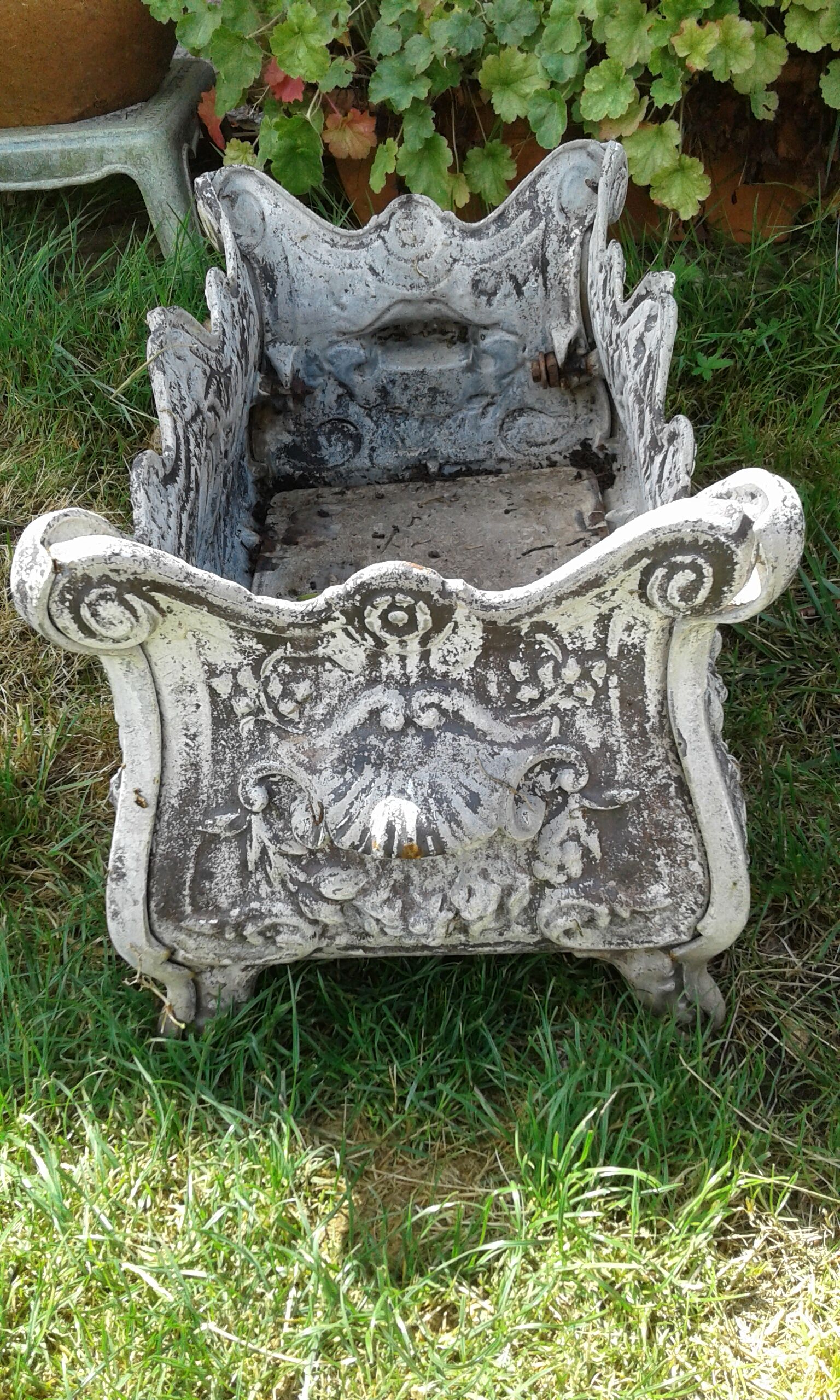 Cast-cast planter of the 19th