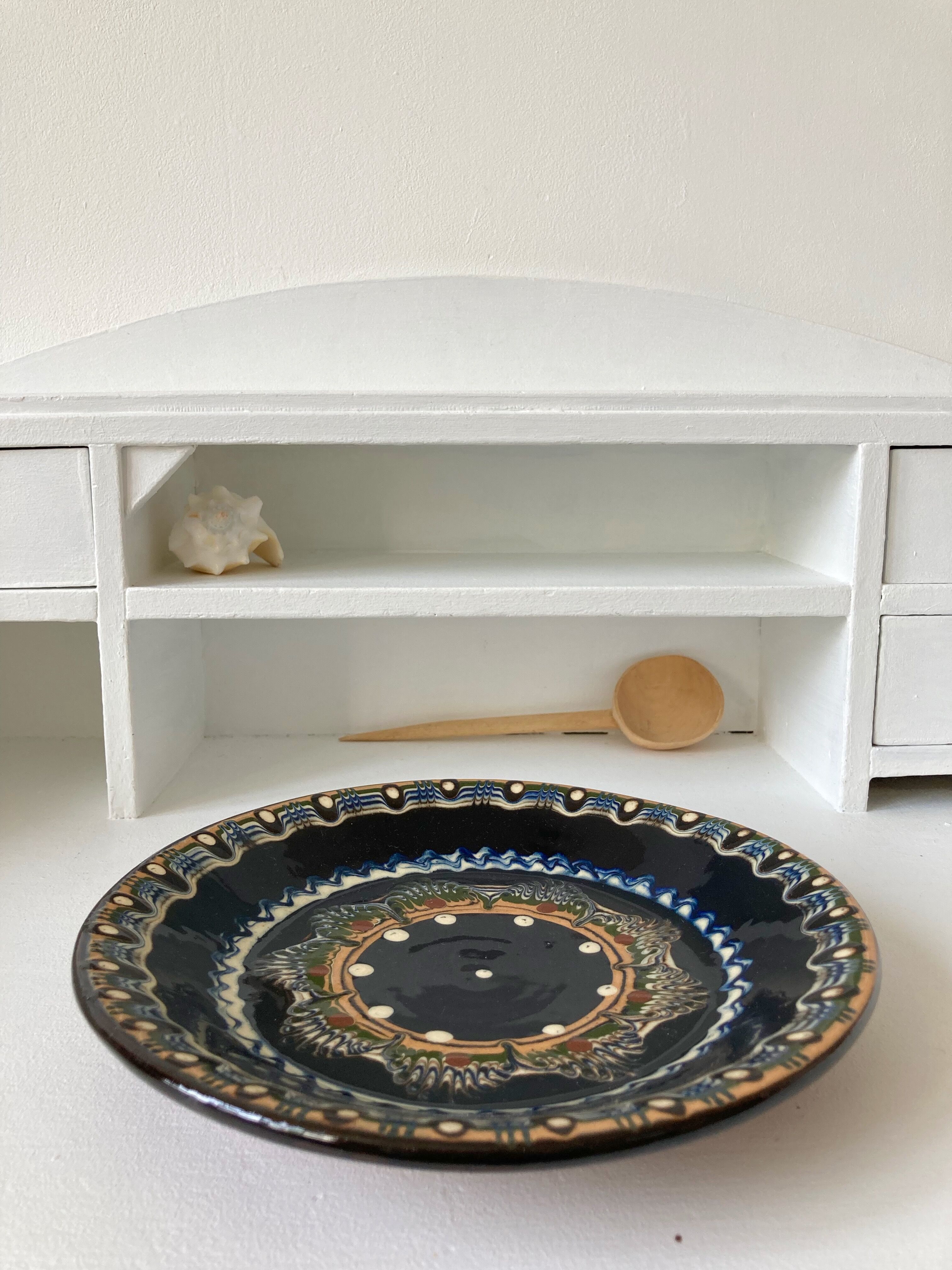 Decorative ceramic plate