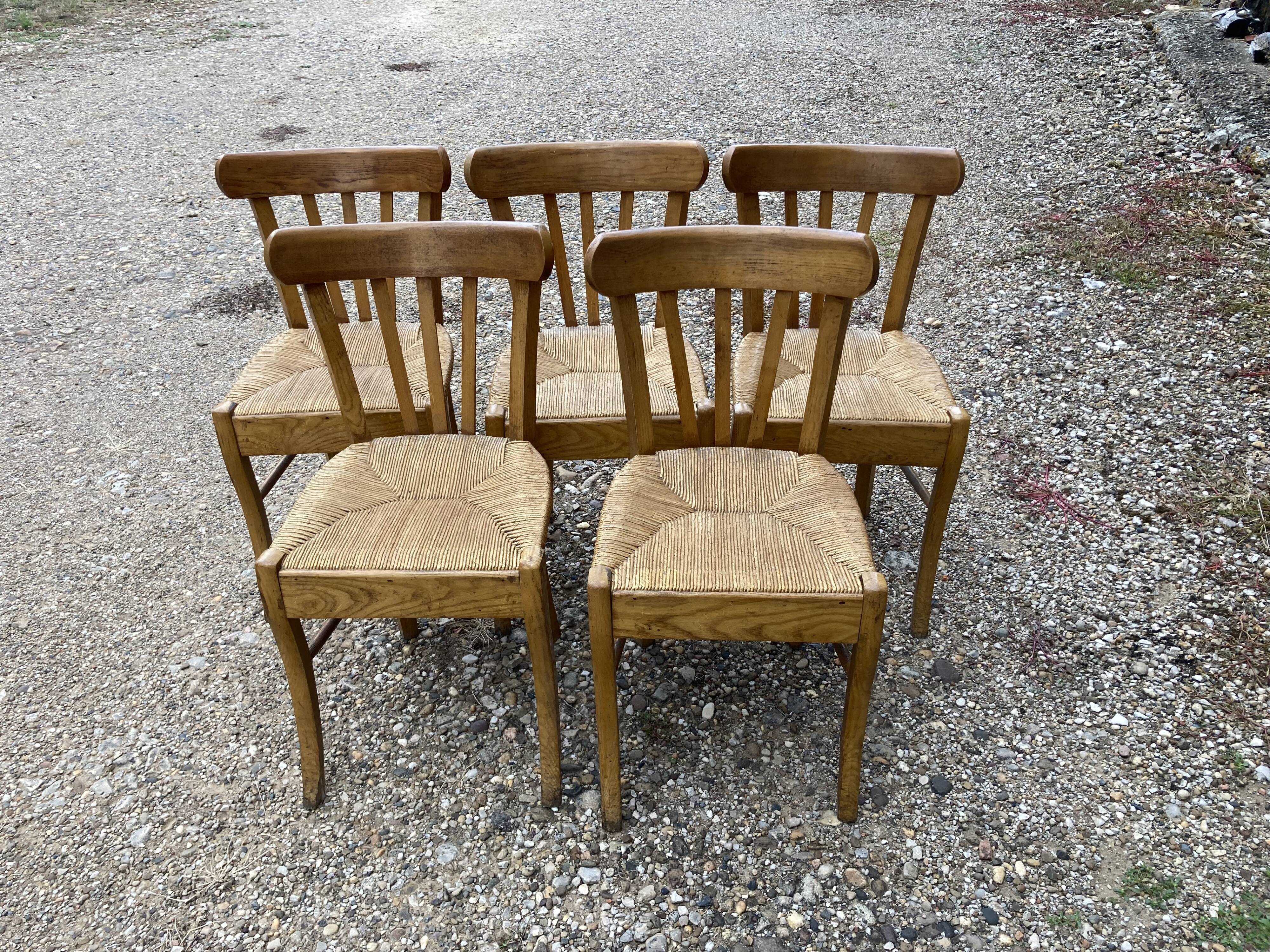 5 mulched bistro chairs