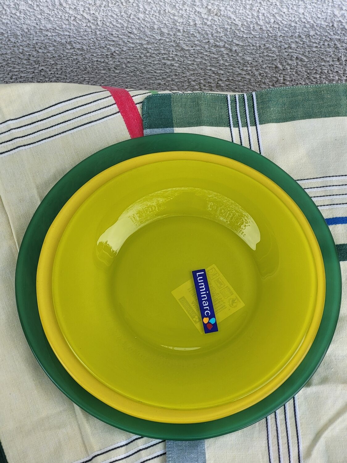 18 assiettes Memphis