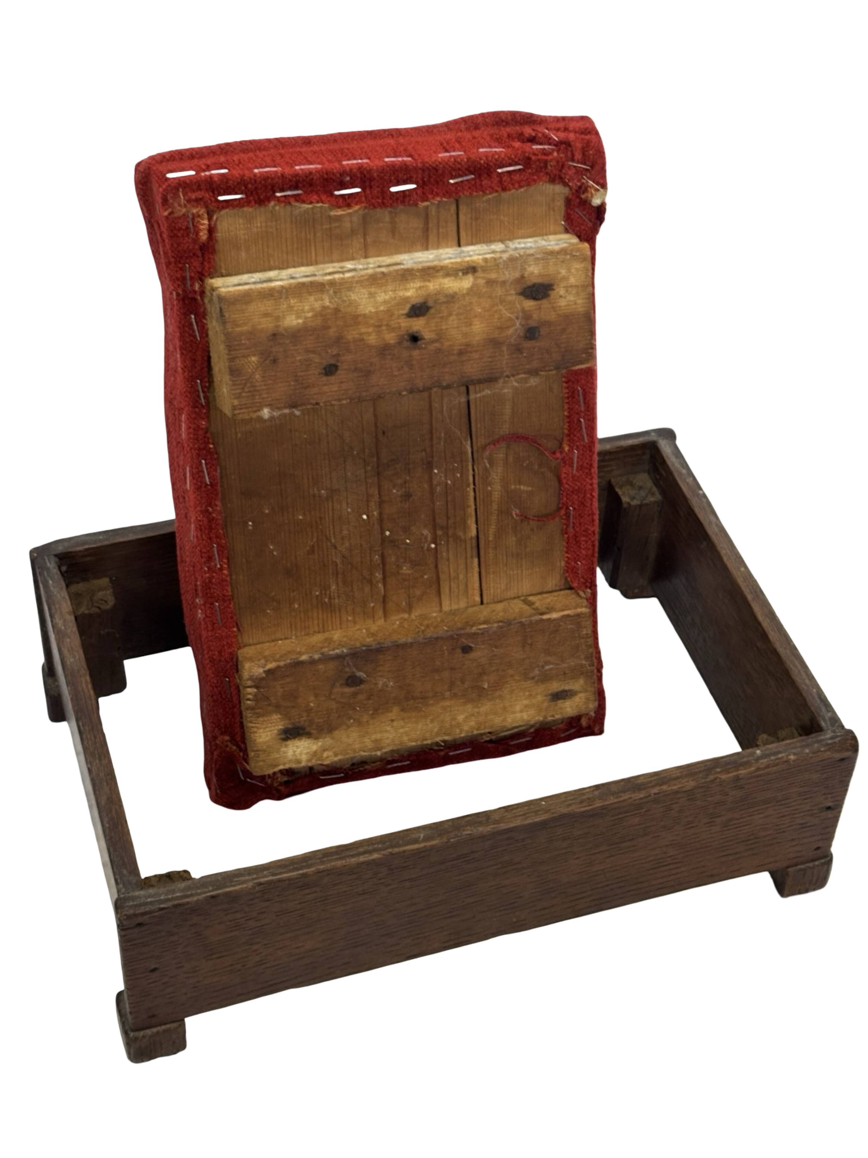 Pouf Art Déco design des années 30, tabouret minimaliste modèle bas.