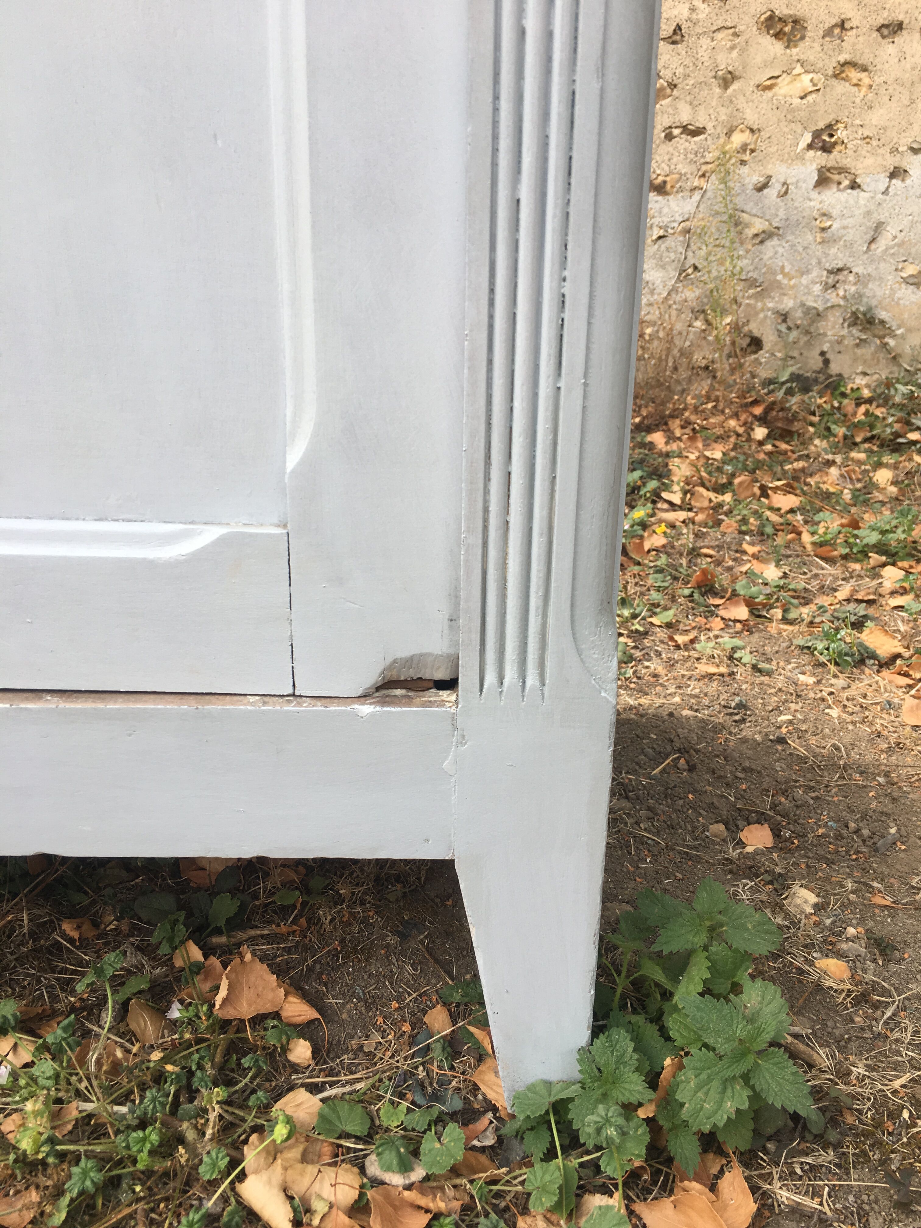 Light grey Parisian buffet raw wood