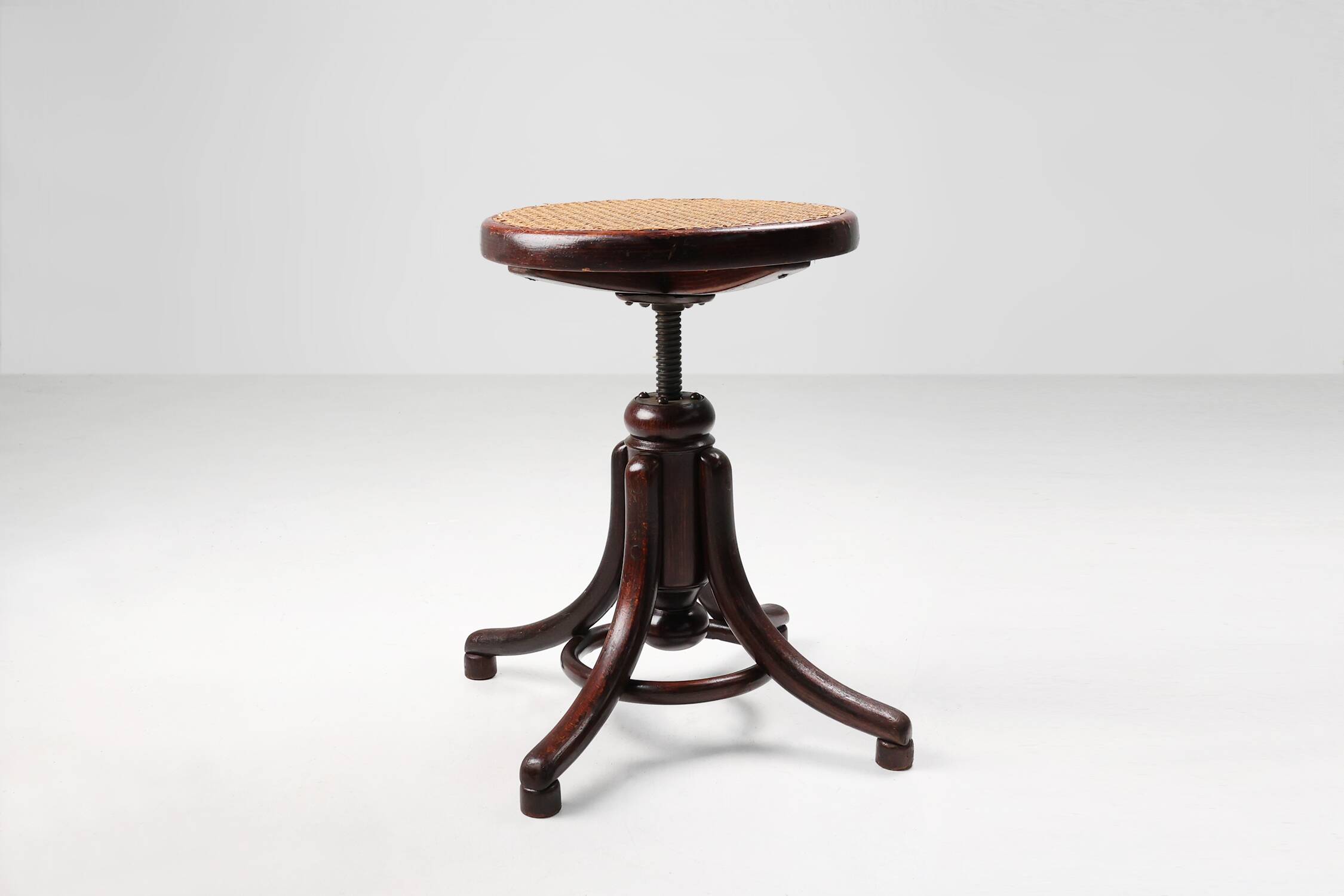 Tabouret de piano Thonet en bois de hêtre courbé avec assise en rotin, Autriche vers 1900