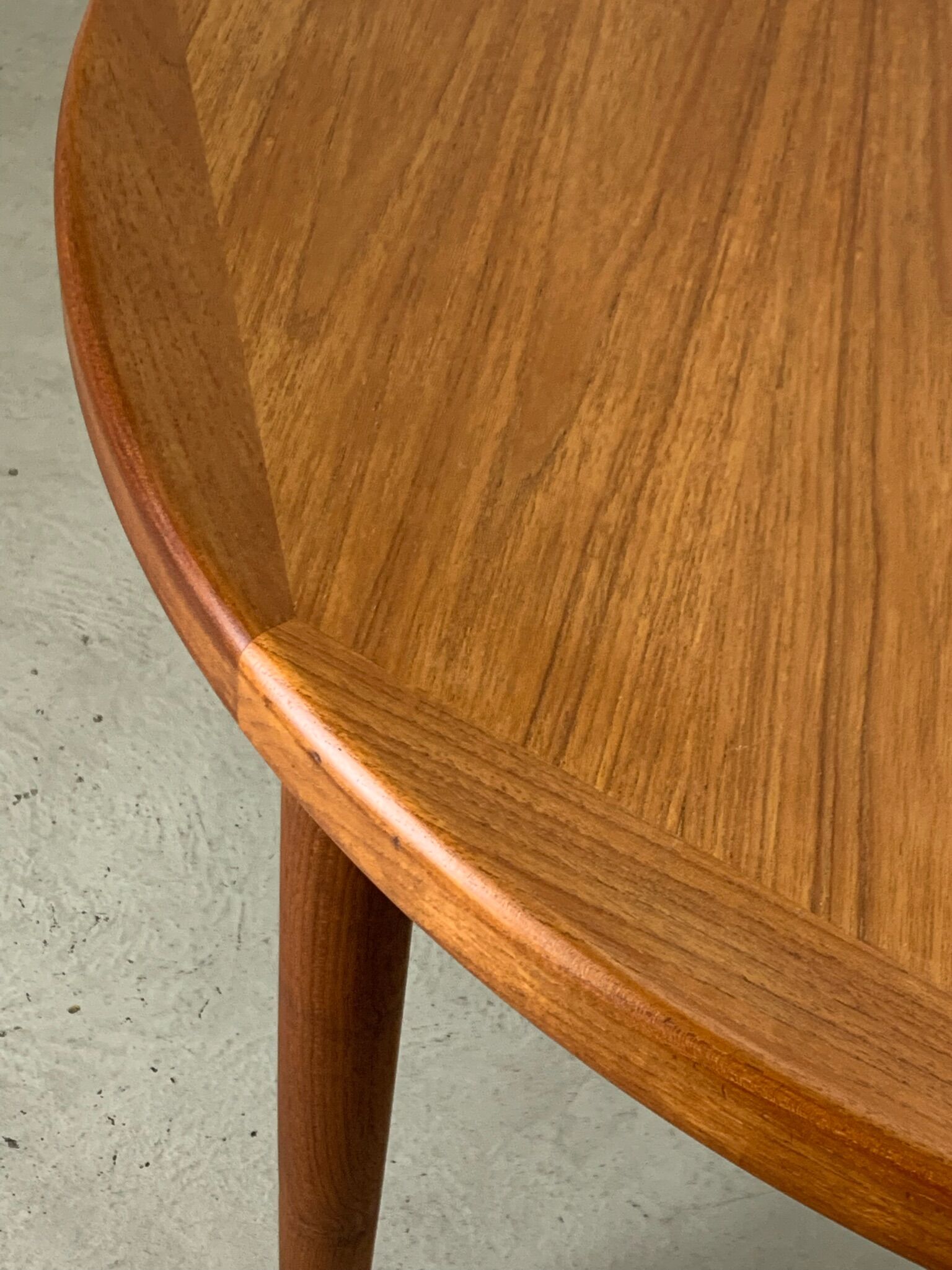 Round extending dining table in teak by Velje 1960s Denmark