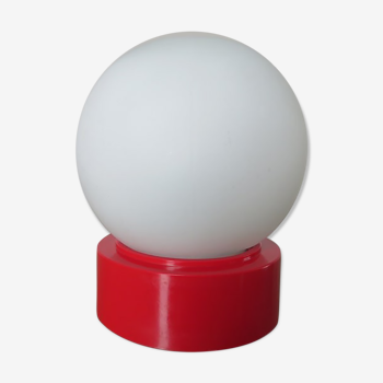 Lampe plastique rouge boule opaline blanche années 80 90 era Memphis