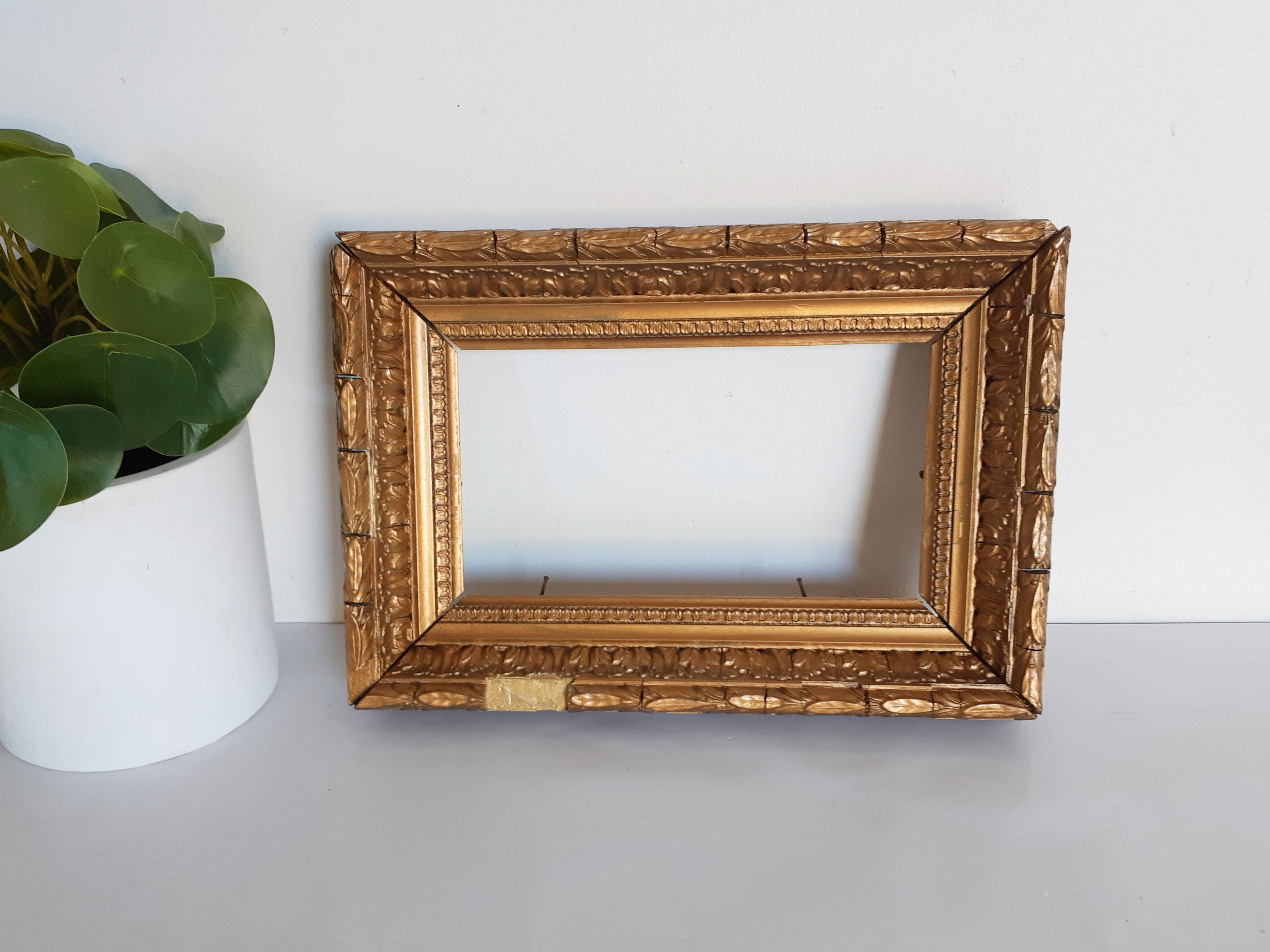 Molded frame in wood and gilded stucco, XIXth, 25 cm x 17 cm