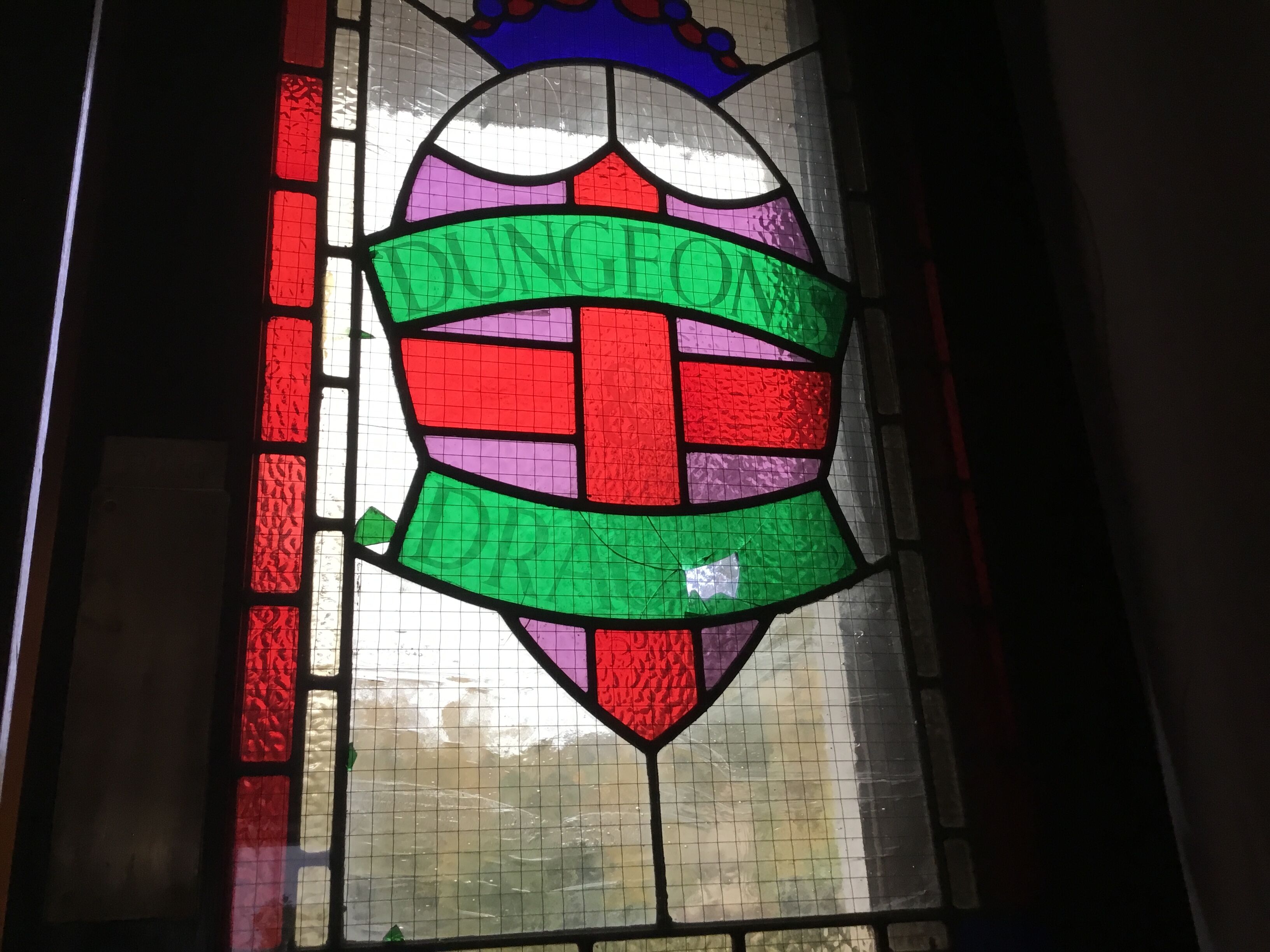 Beating doors of english pub Dungeons & Dragons