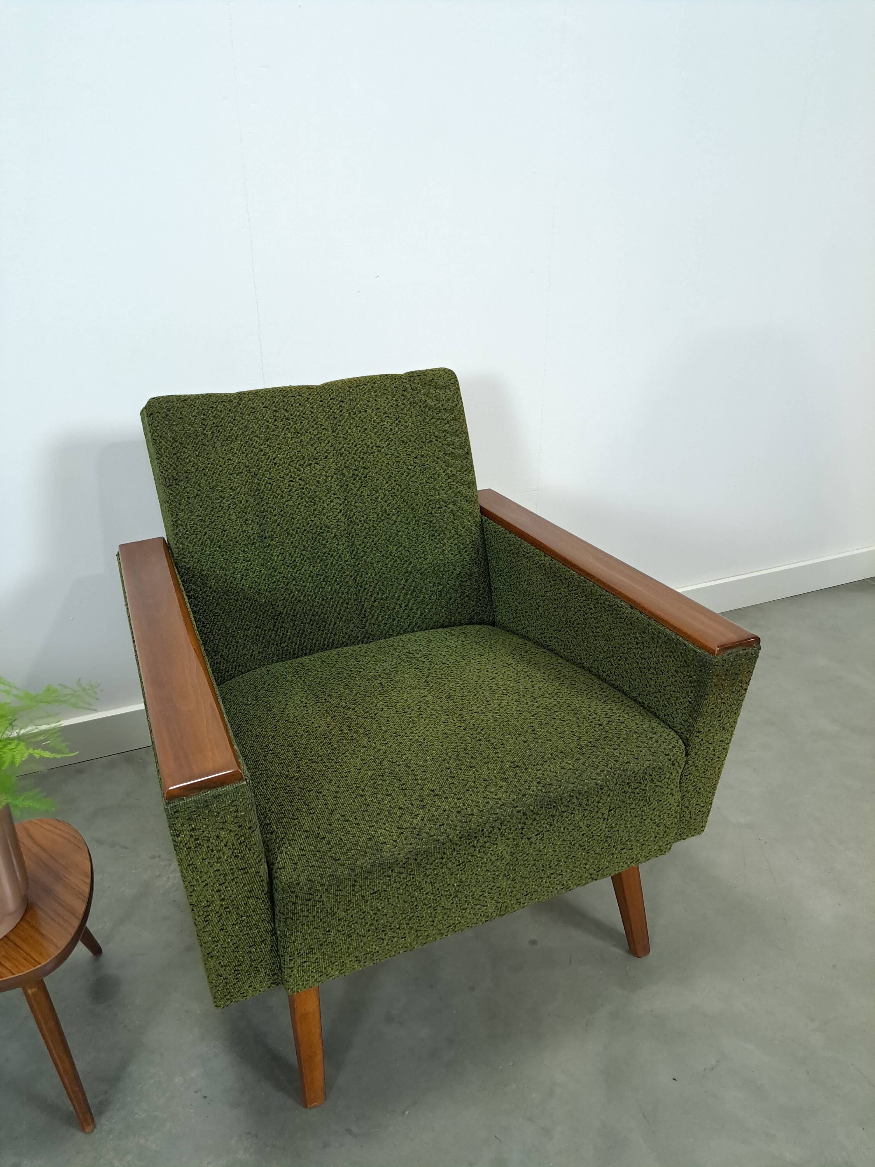 Fauteuil vert avec dossier en bois de teck