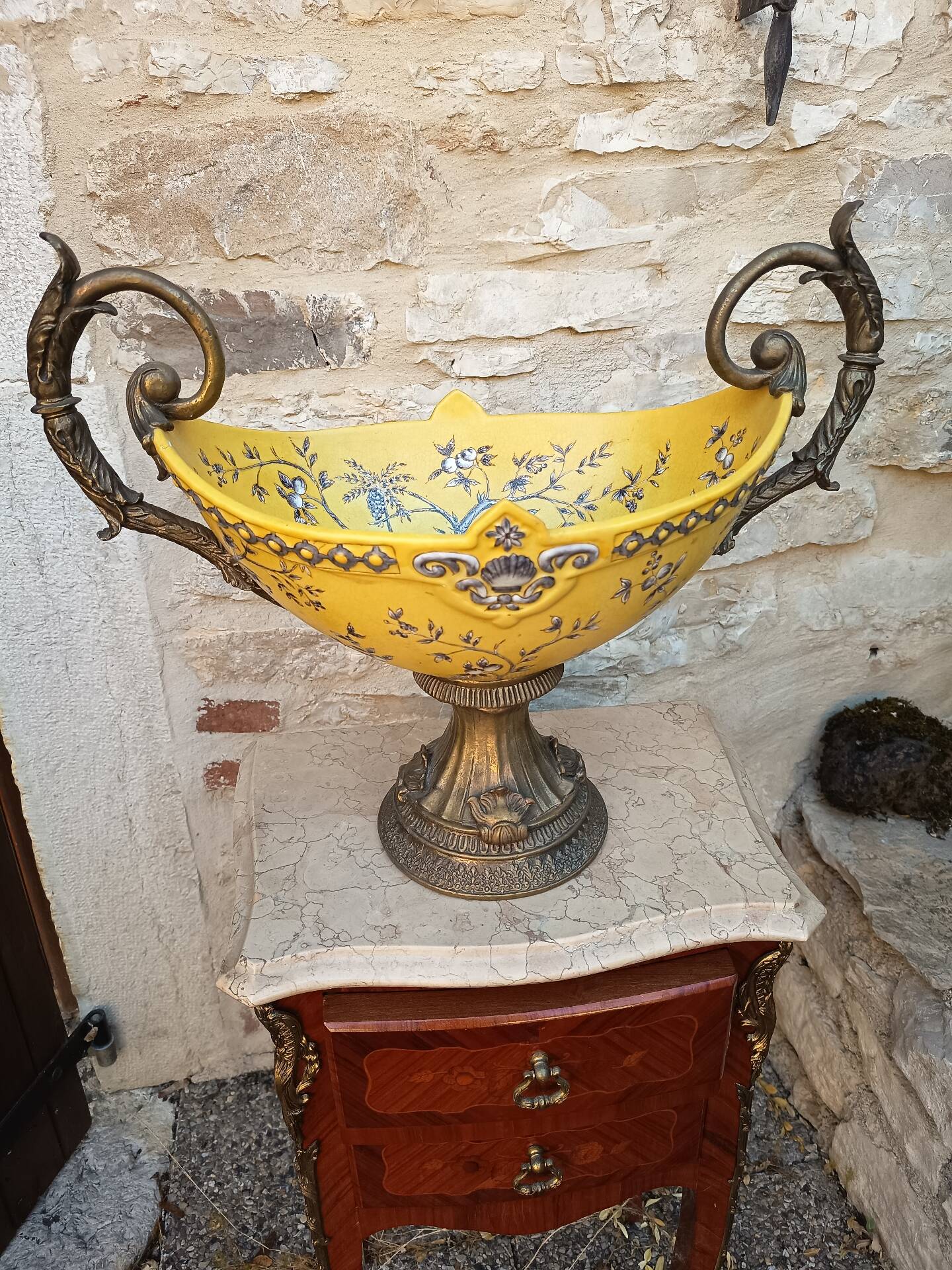 Grand centre de table - 46 cm - faïence jaune émaux polychromes - XXe
