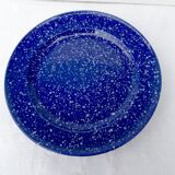 Assiettes bleues à points blancs