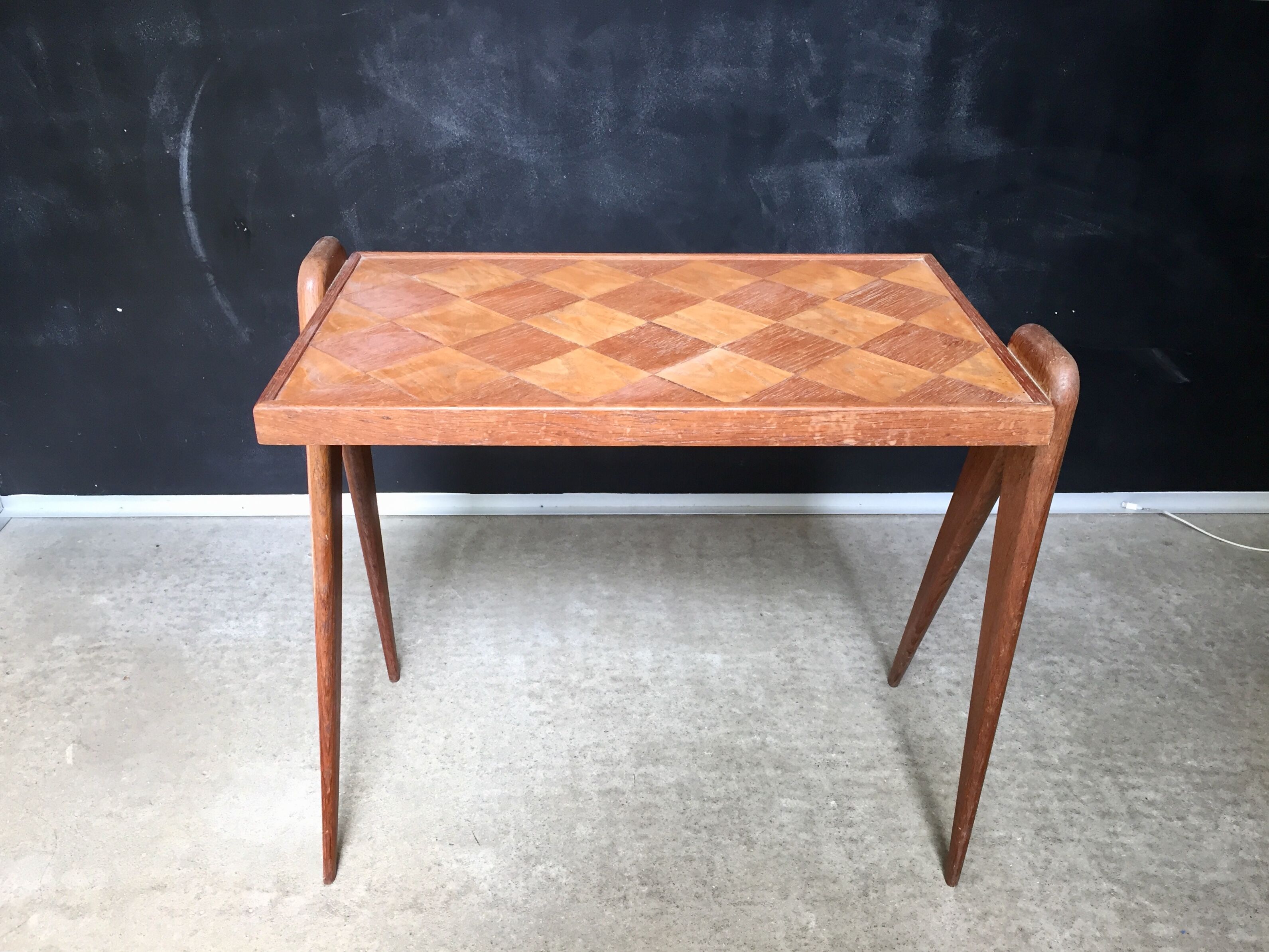 Table bass feet compass