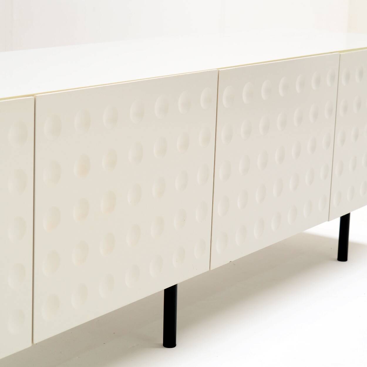 Buffet vintage avec de belles portes graphiques