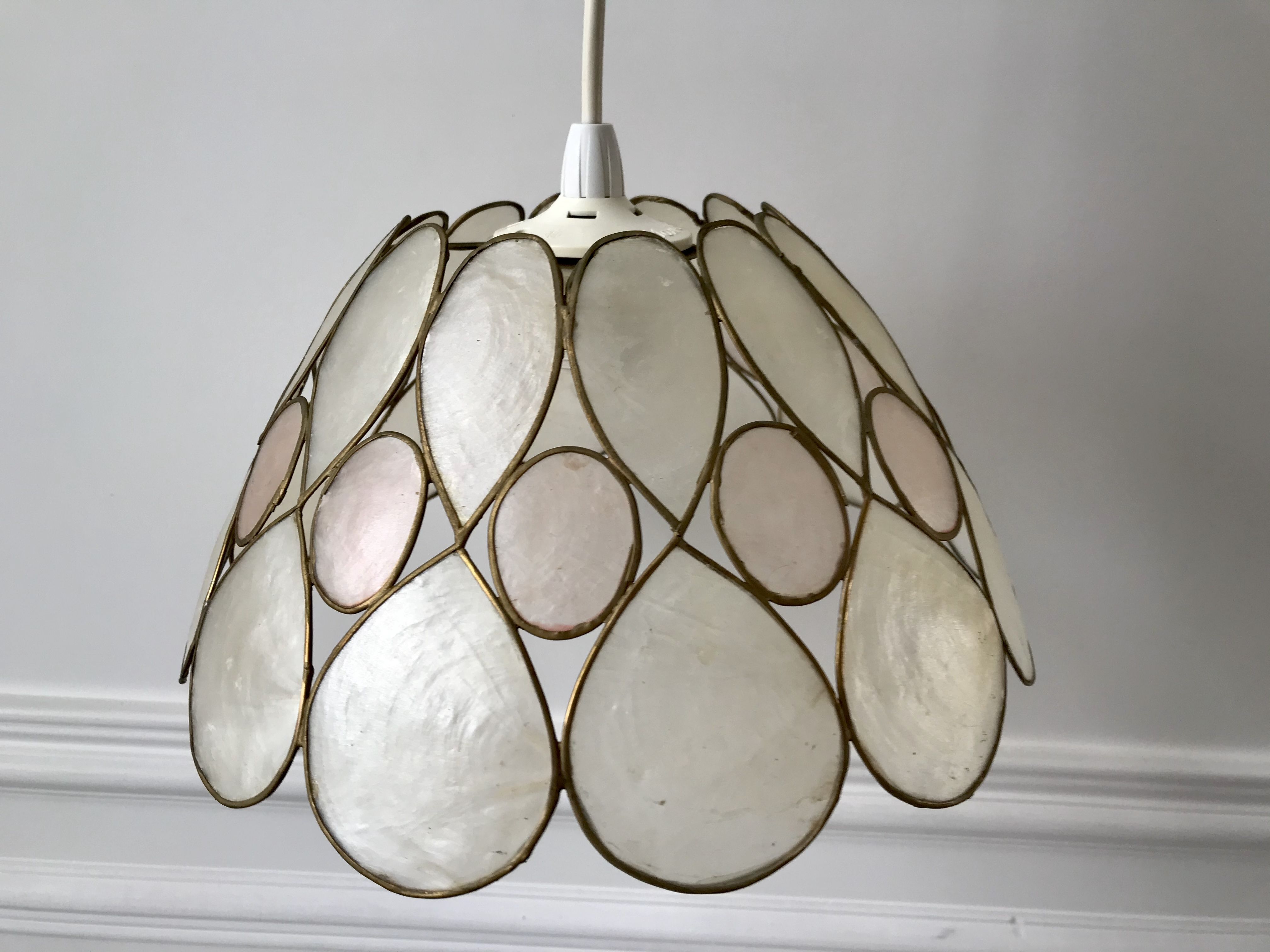 Suspension fleur en nacre et laiton années 50