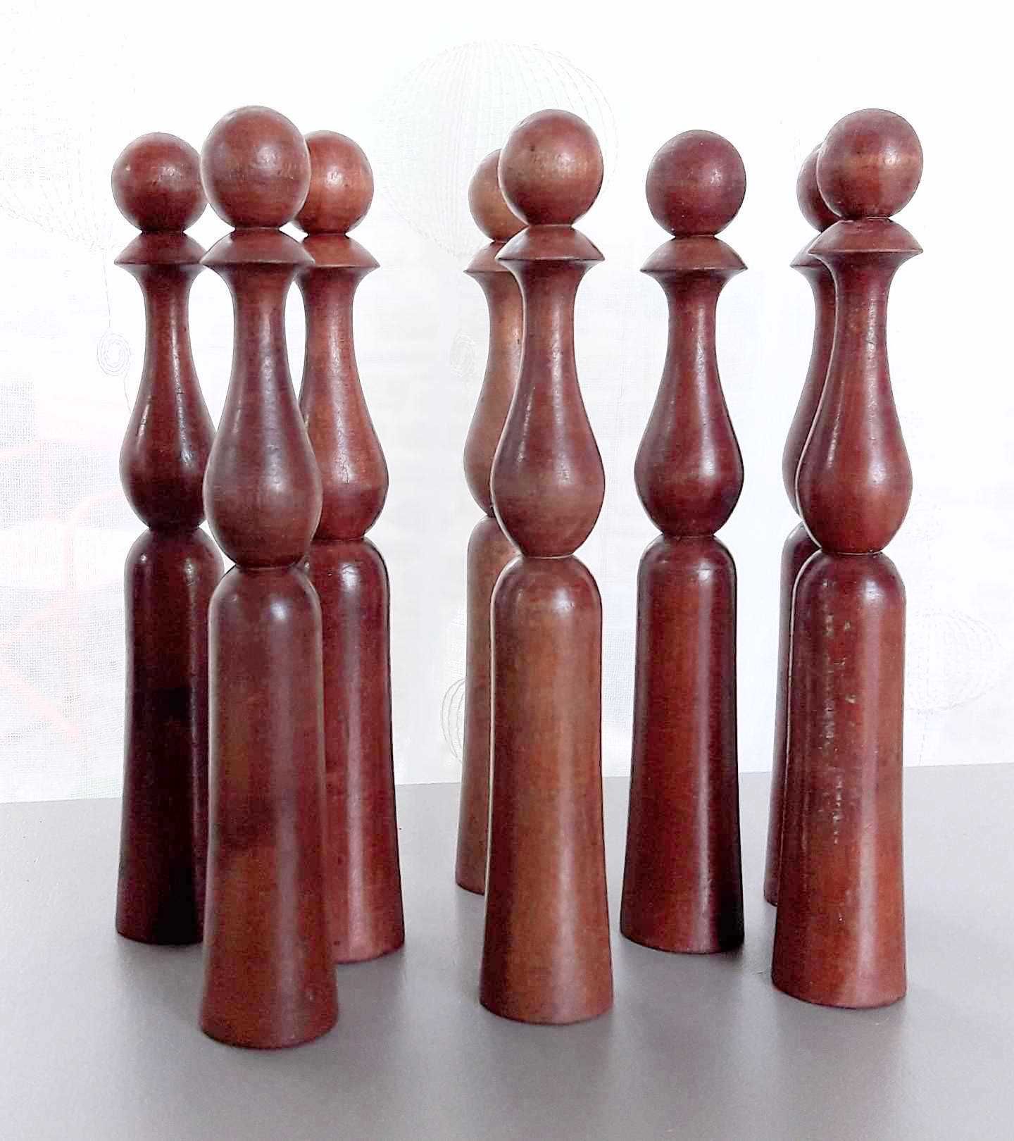 Set of a set of 8 pins, 2 bilboquets and 3 old wooden balls