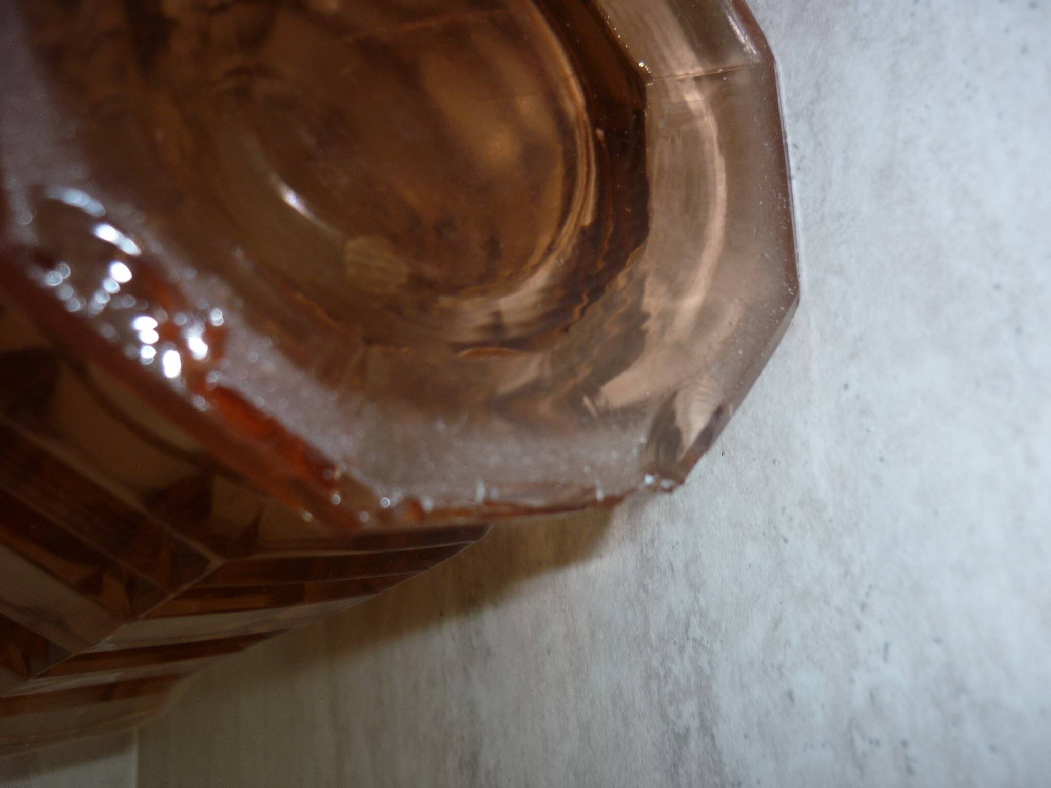 Grand vase en verre épais rose art déco