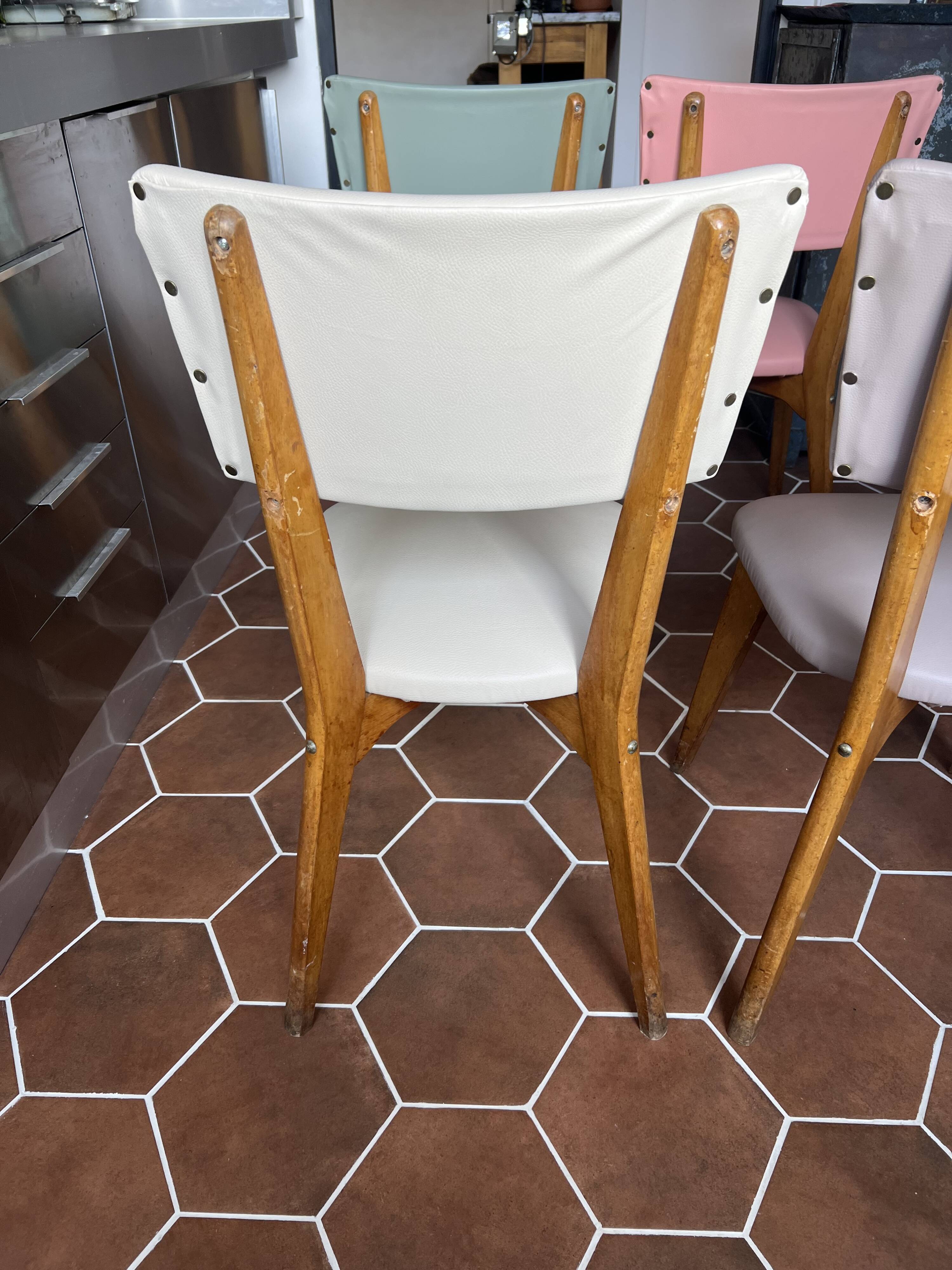 (Lot) 4 pastel multi-colored chairs (Monobloc)