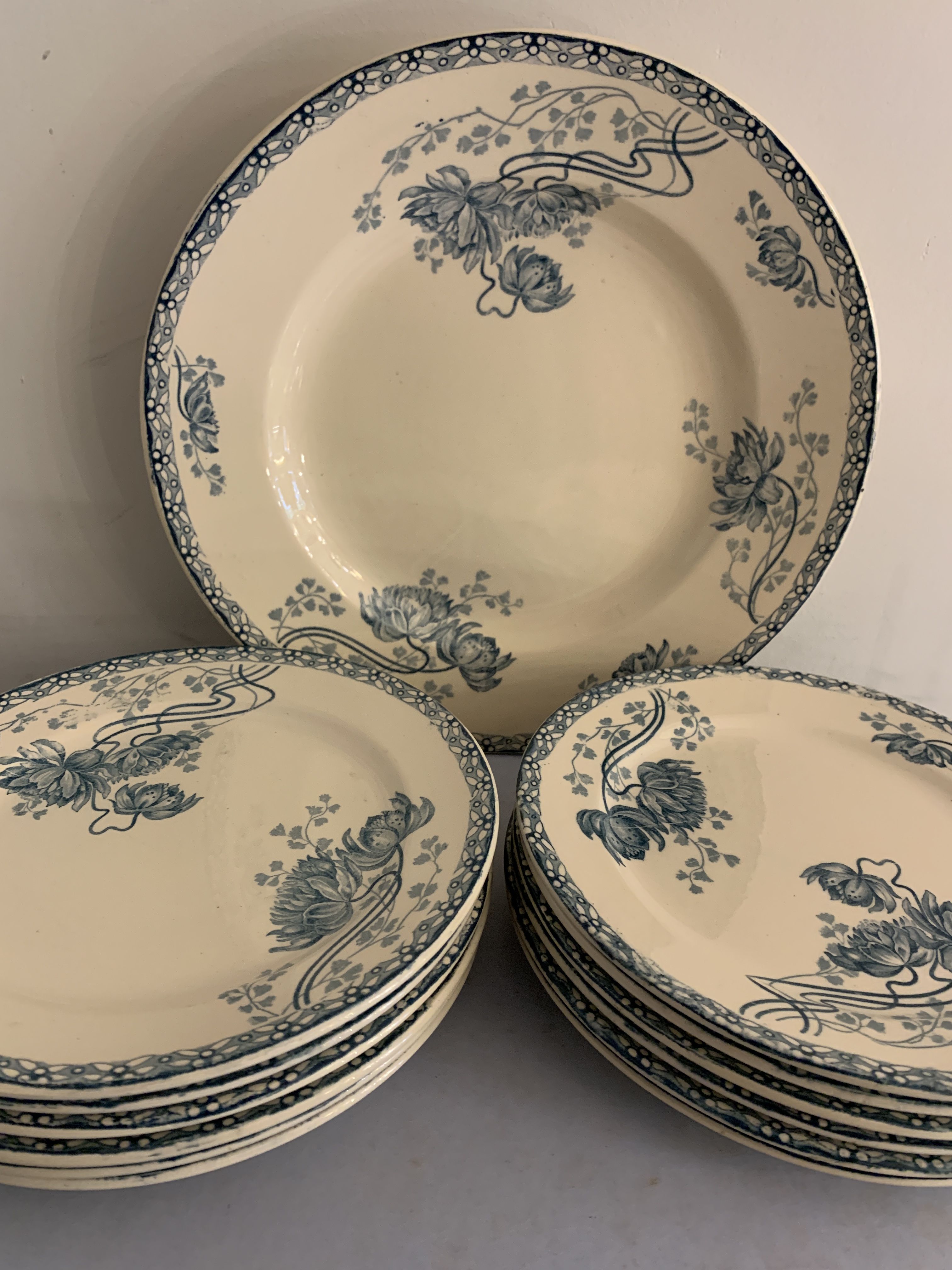 12 dessert plates and an art nouveau dish Royat de Sarreguemines