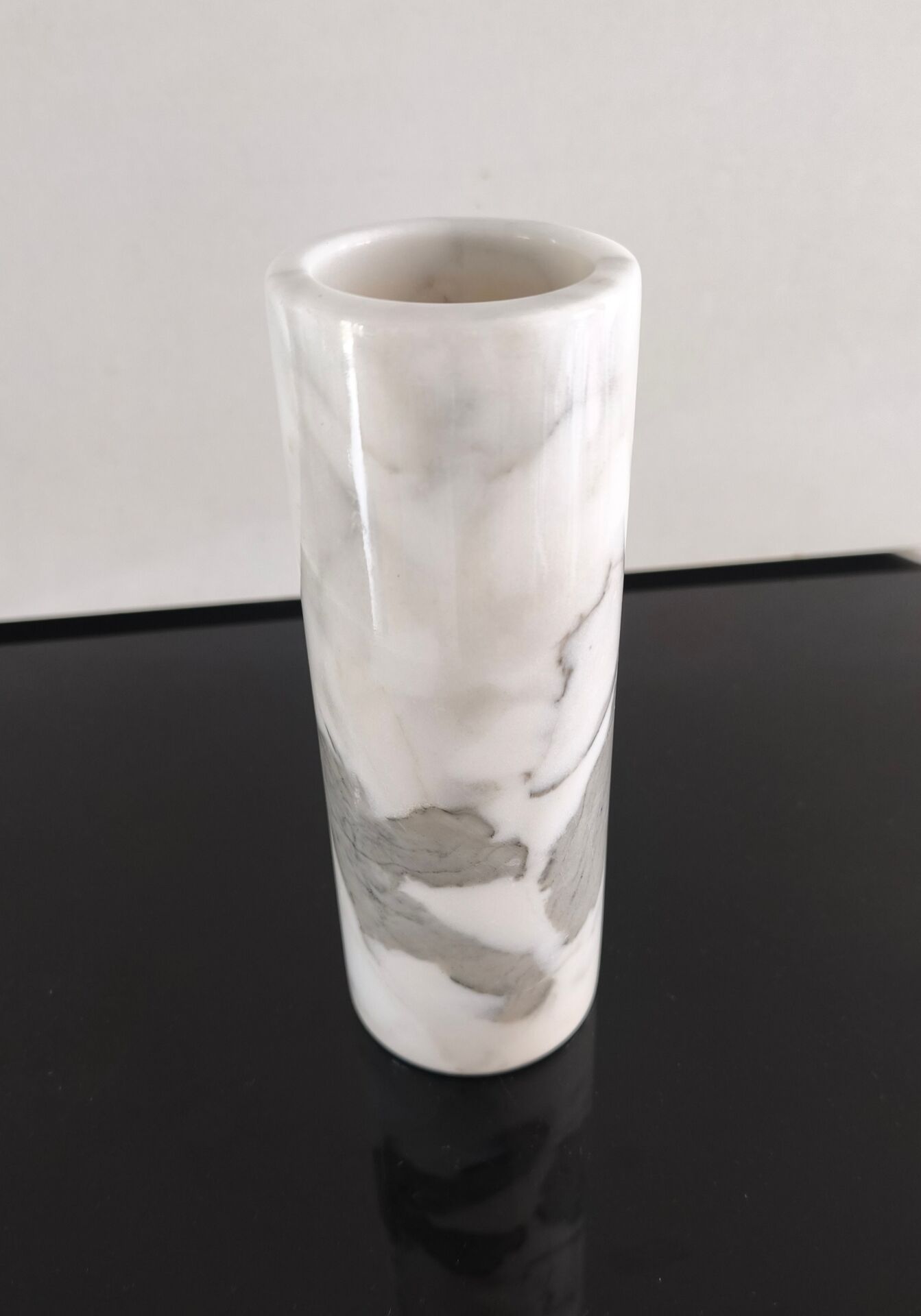 Vase en marbre blanc