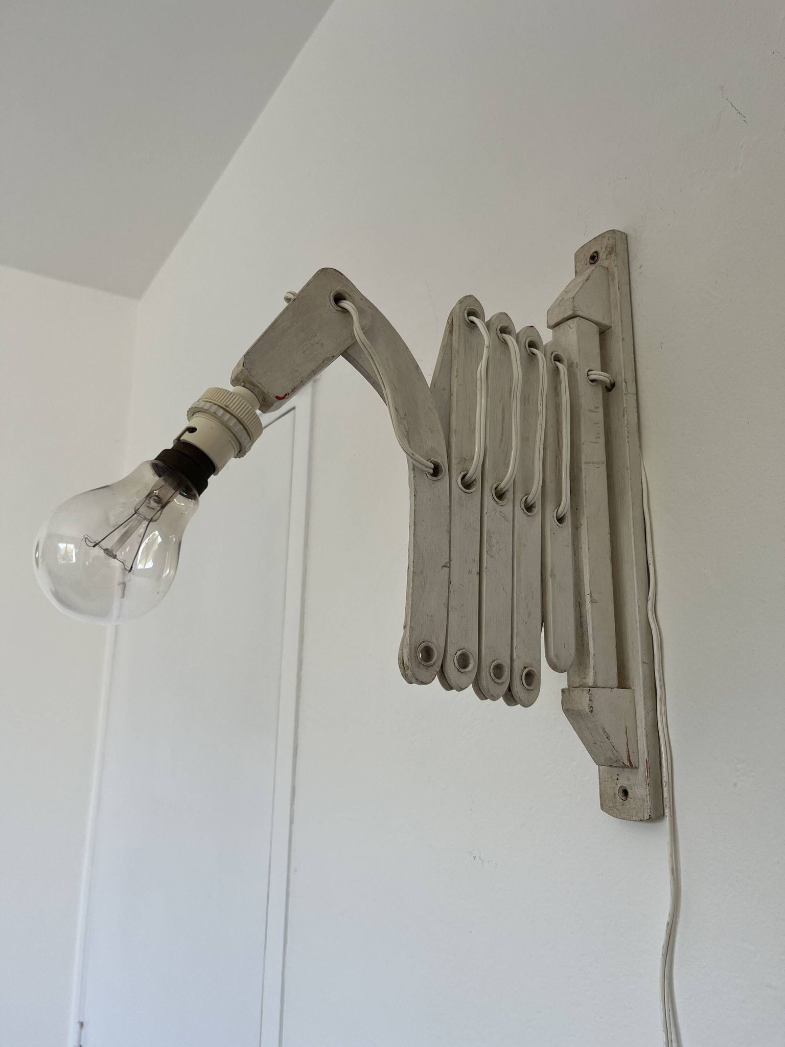Scandinavian "accordion" or "scissors" wall light in white lacquered wood from the 60s and 70s