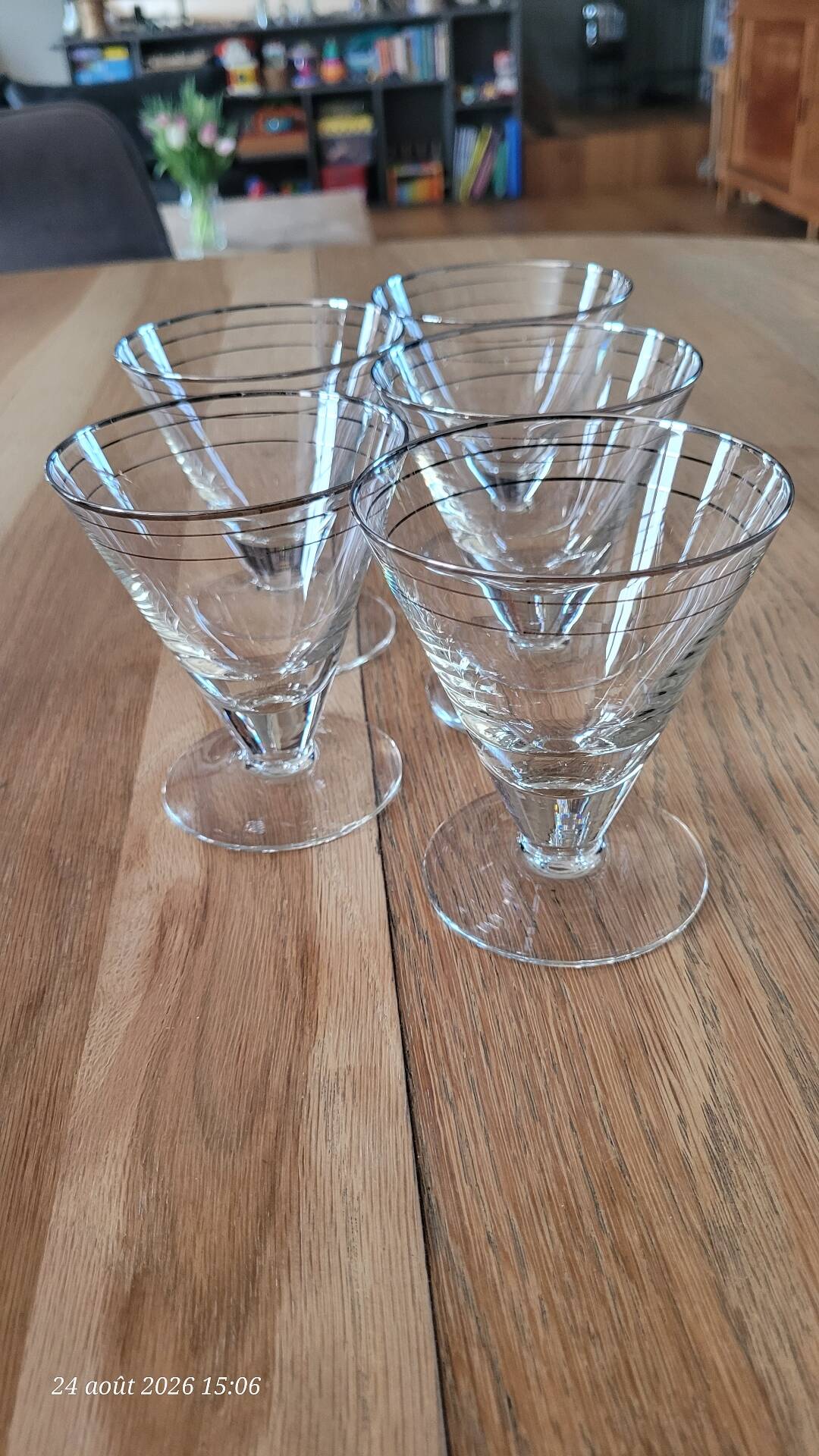 5 stemmed glasses
