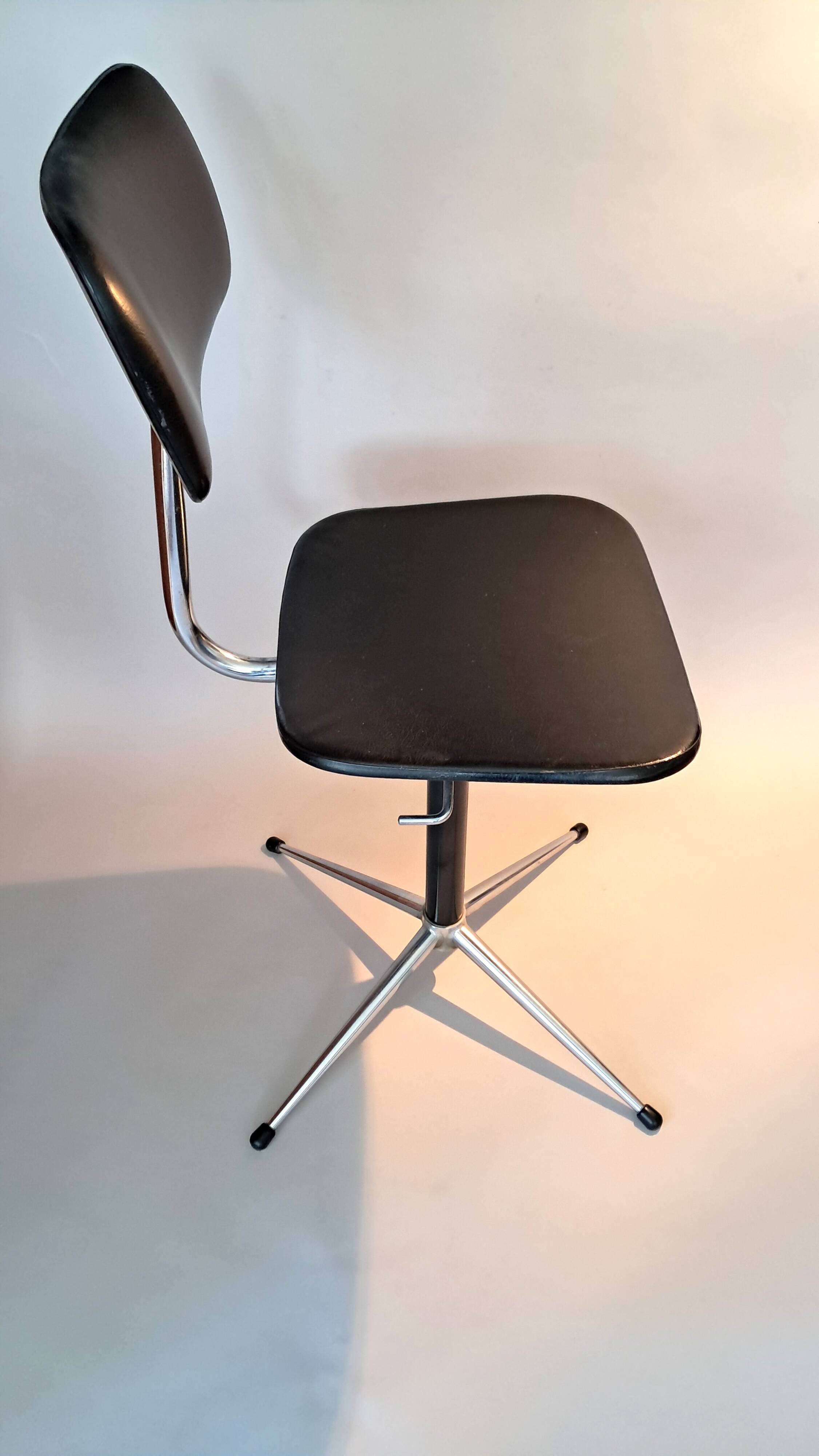 Vintage workshop chair in faux leather from the 1950s/1960s.