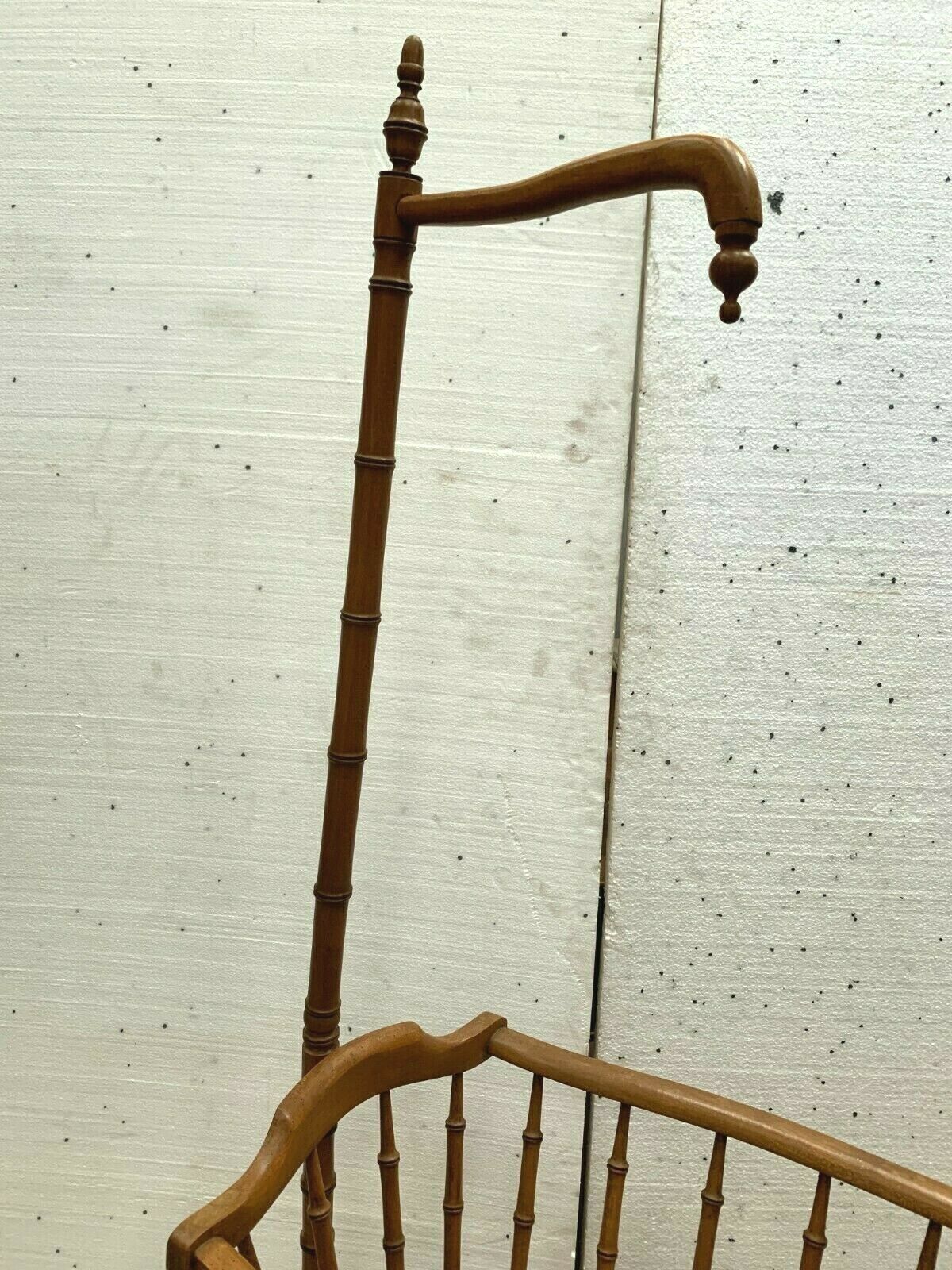 Berceau et sa flèche en hêtre teinté merisier XX siècle