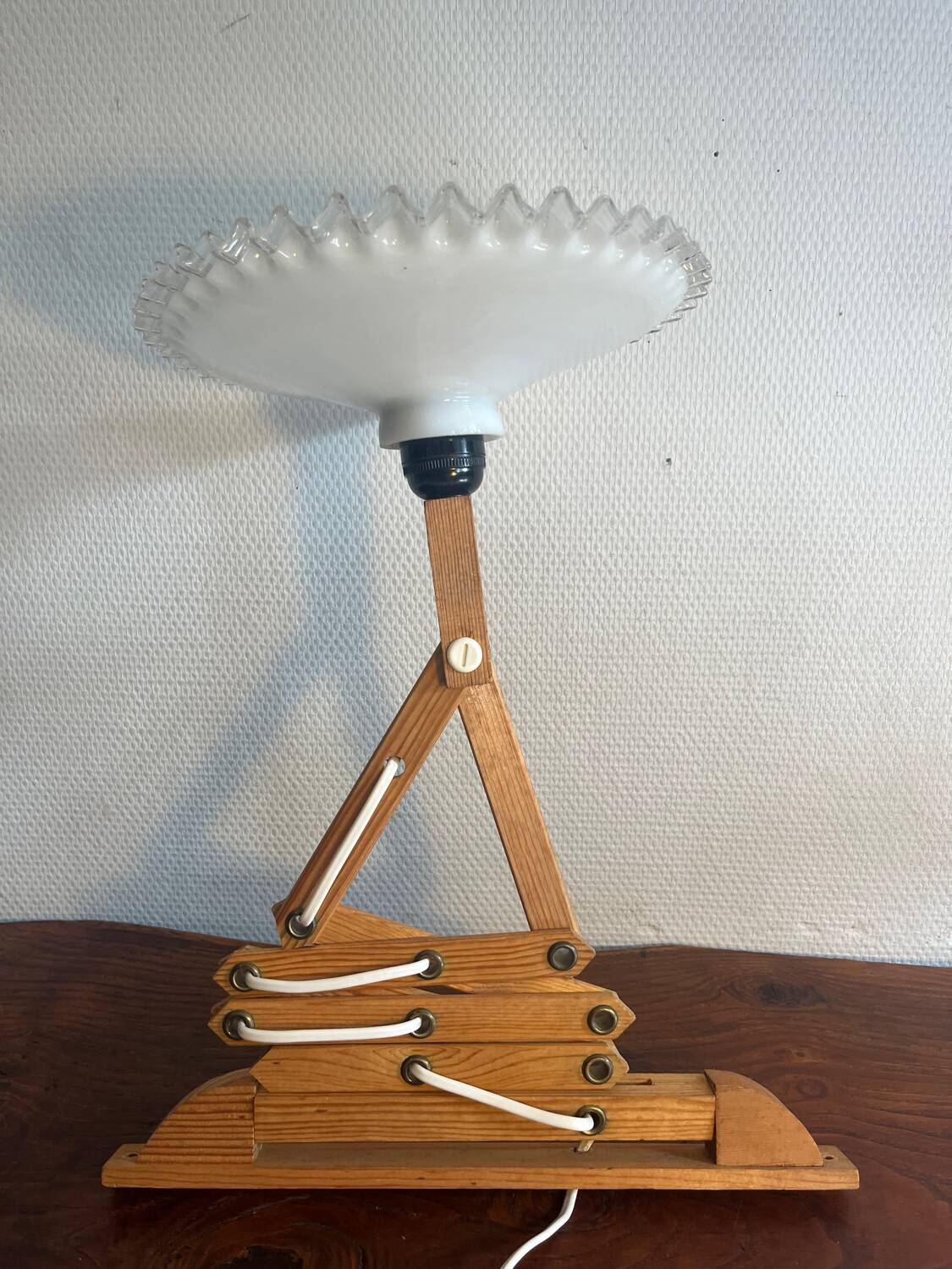 Accordion wall lamp in wood and wavy opaline