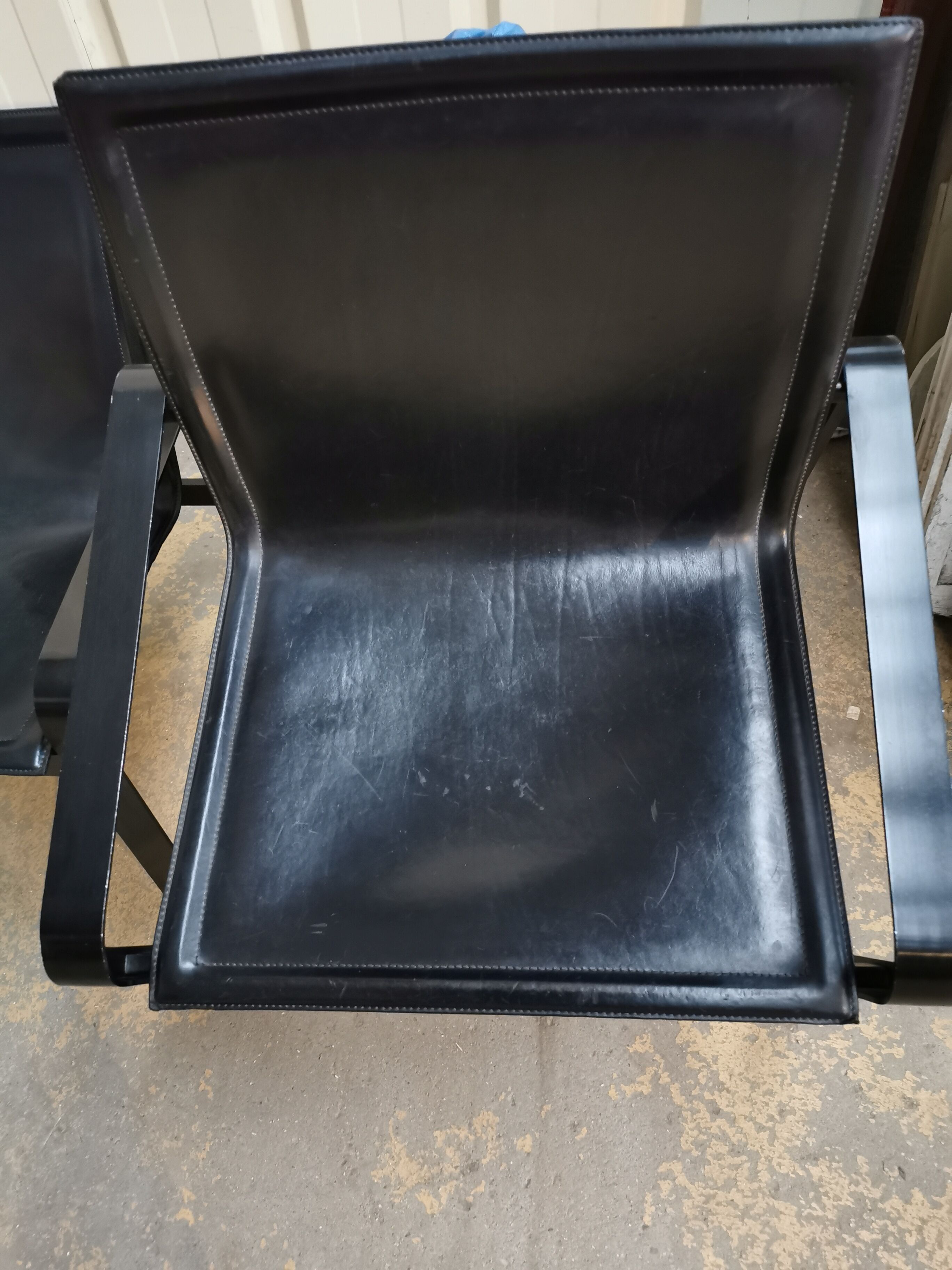 Paire de fauteuil métal et cuir par Mattéo Grassi