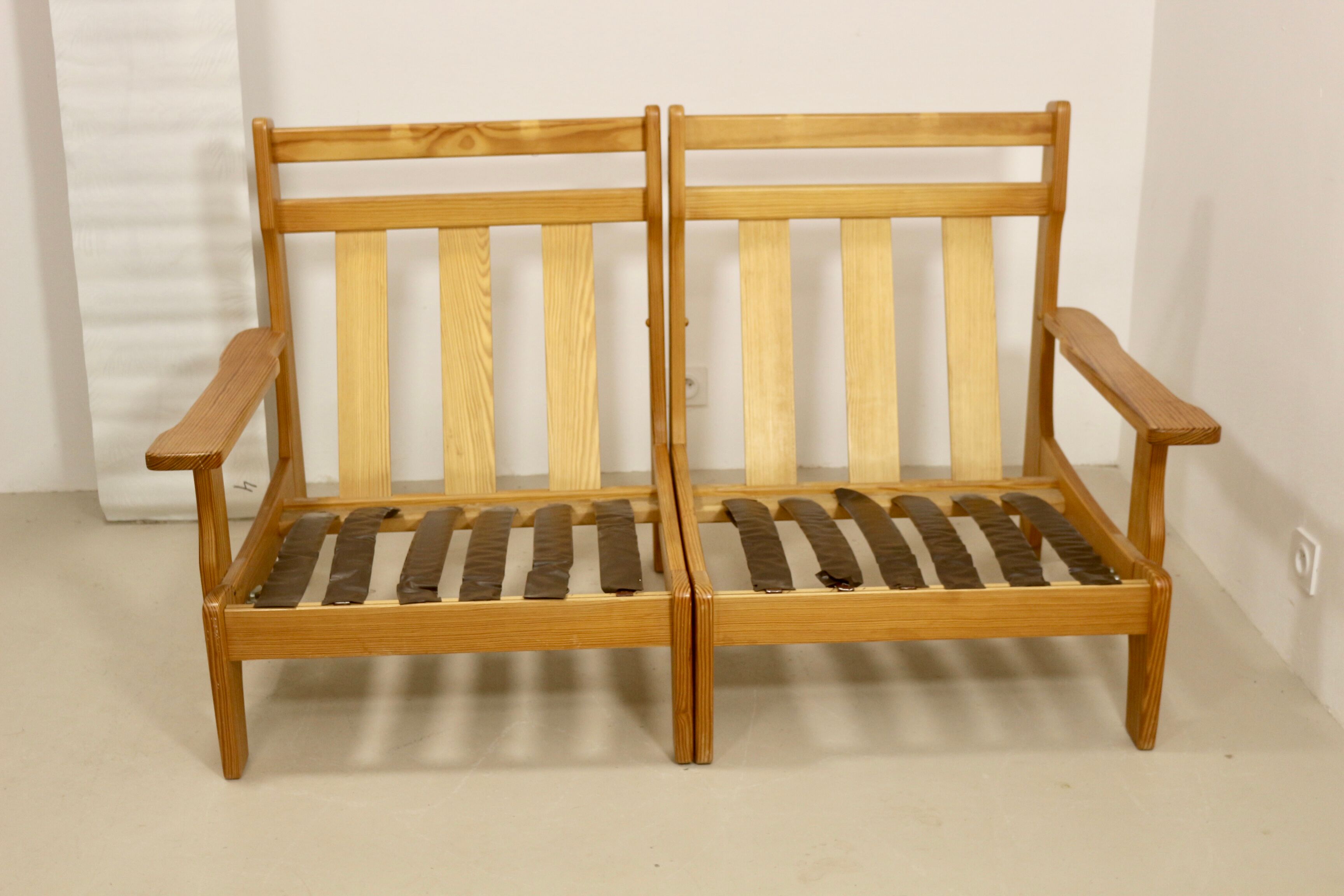 Sofa 2 places convertible into armchairs year 70-80 Solid pine.
