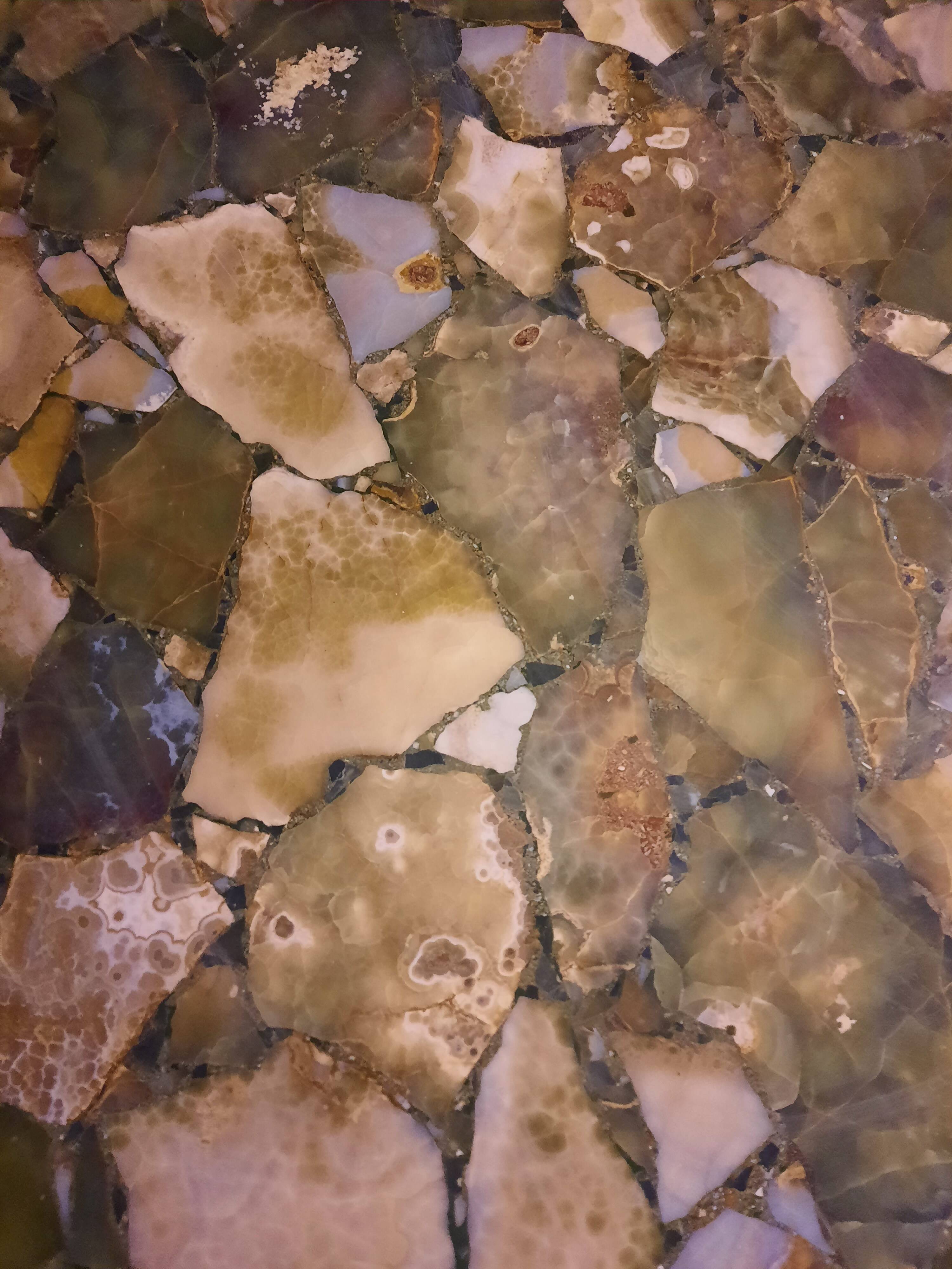 Table basse vintage en aragonite de Madagascar et fer forgé